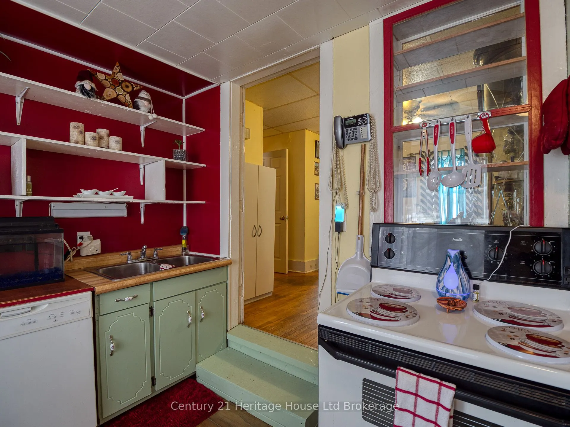 2 ELGIN Street W