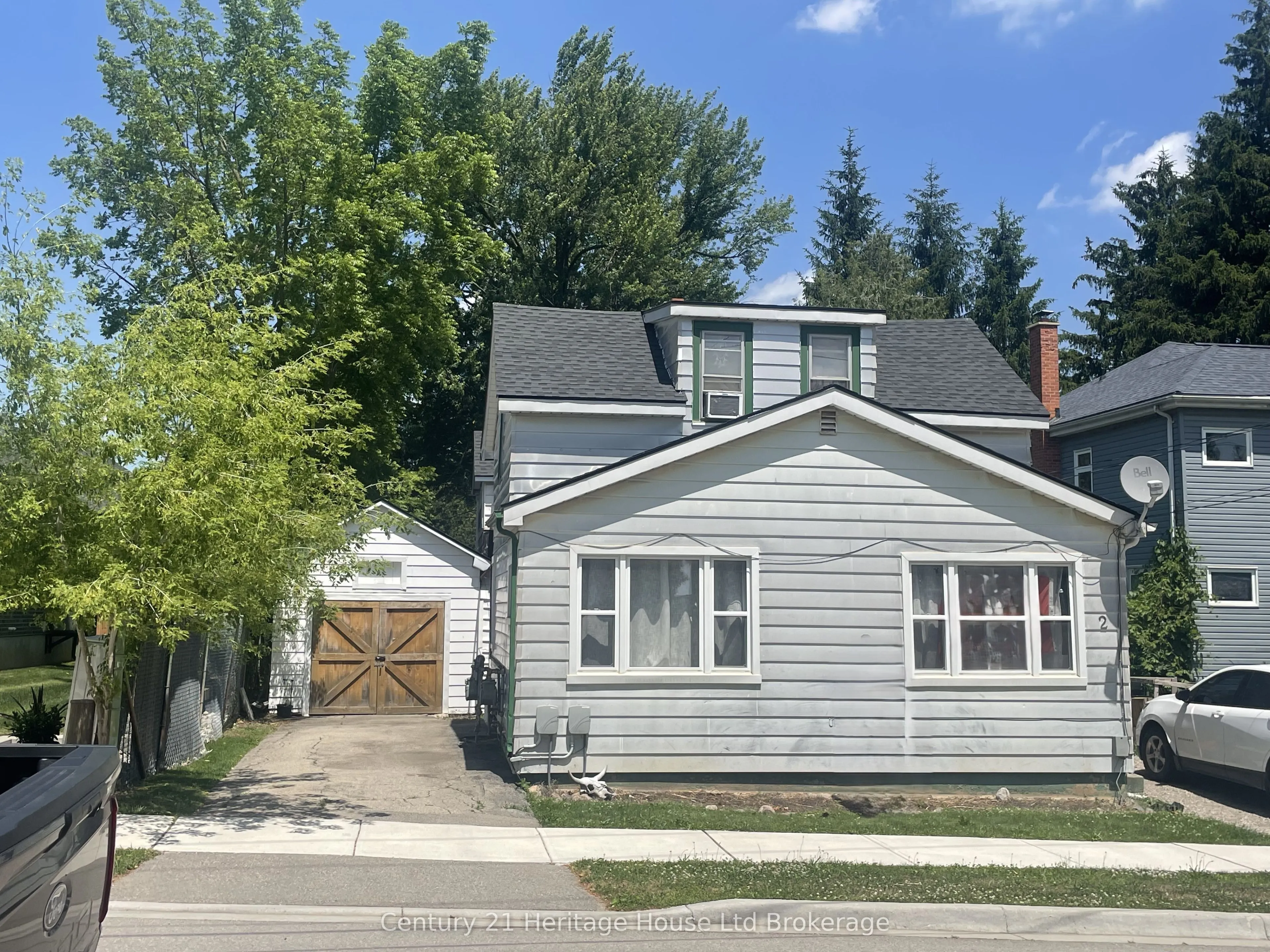 2 ELGIN Street W
