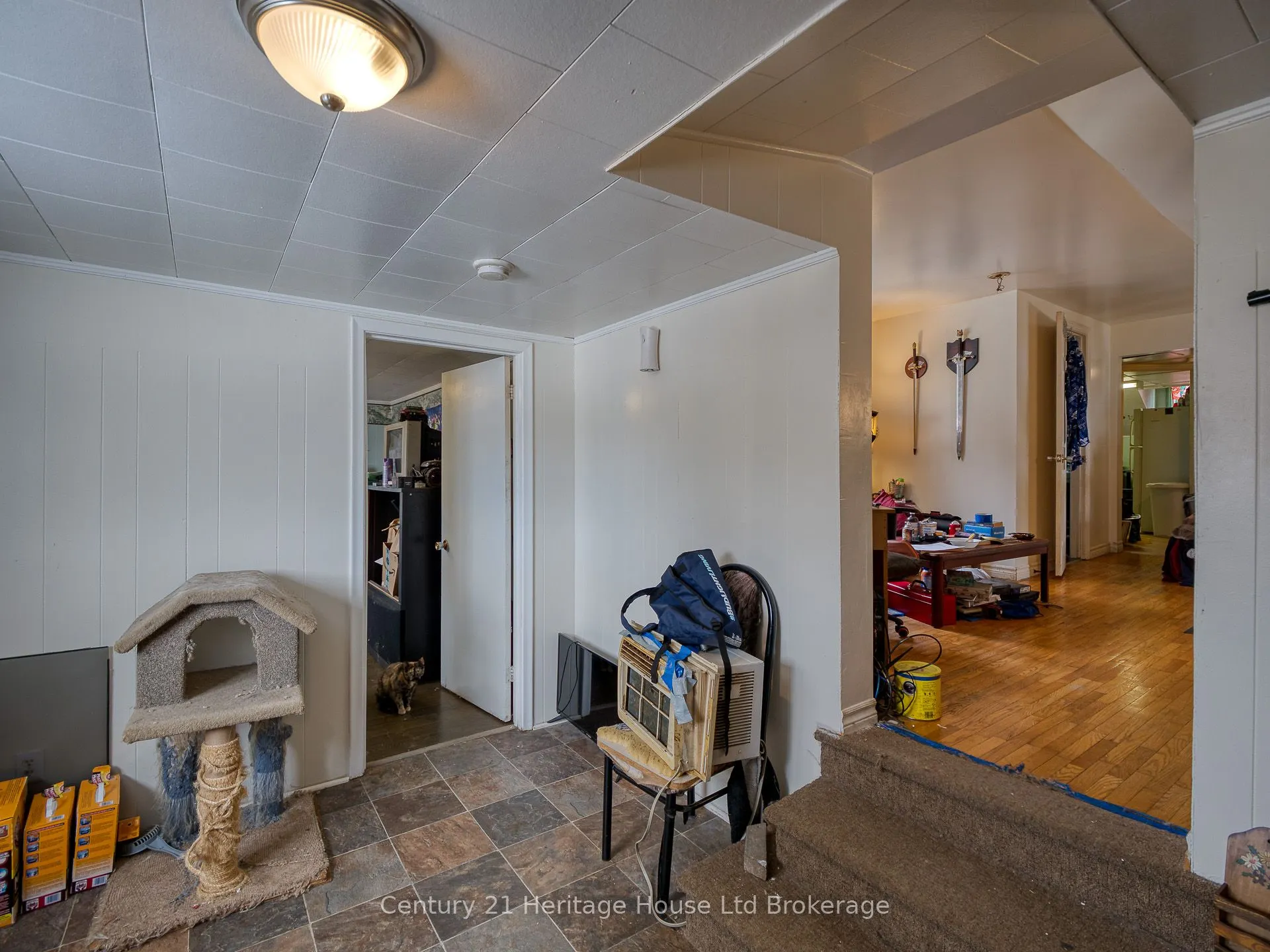 2 ELGIN Street W