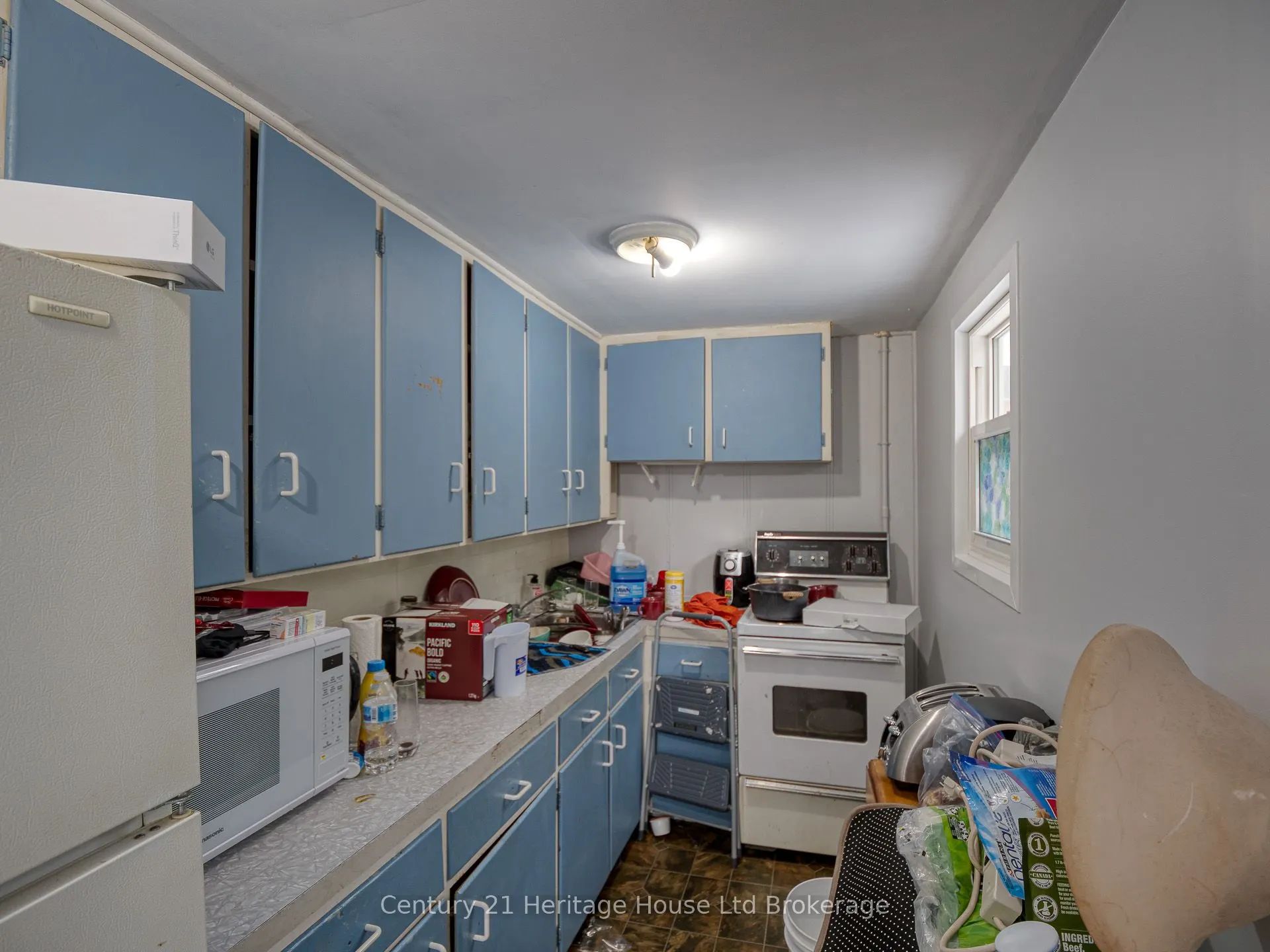 2 ELGIN Street W