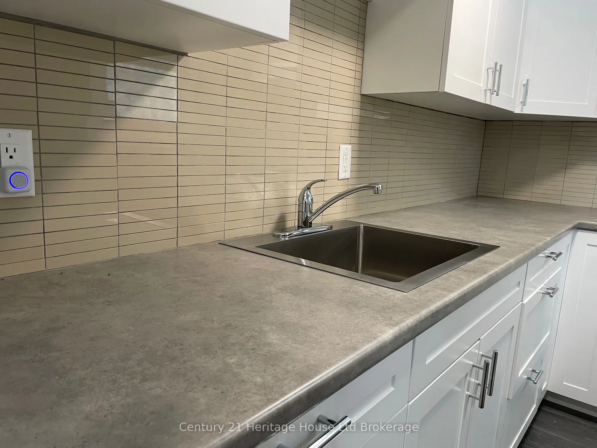 2 ELGIN Street W