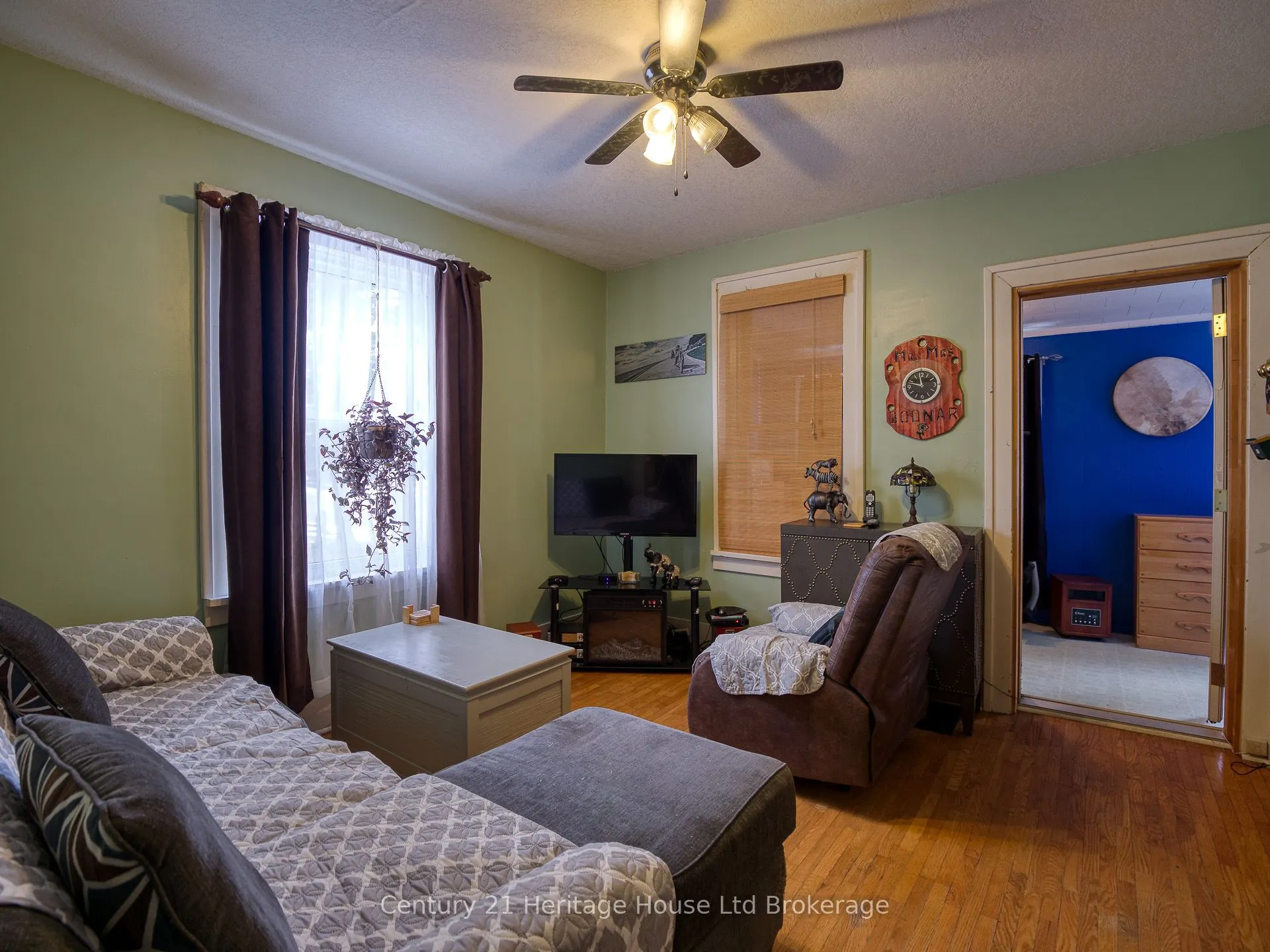 2 ELGIN Street W
