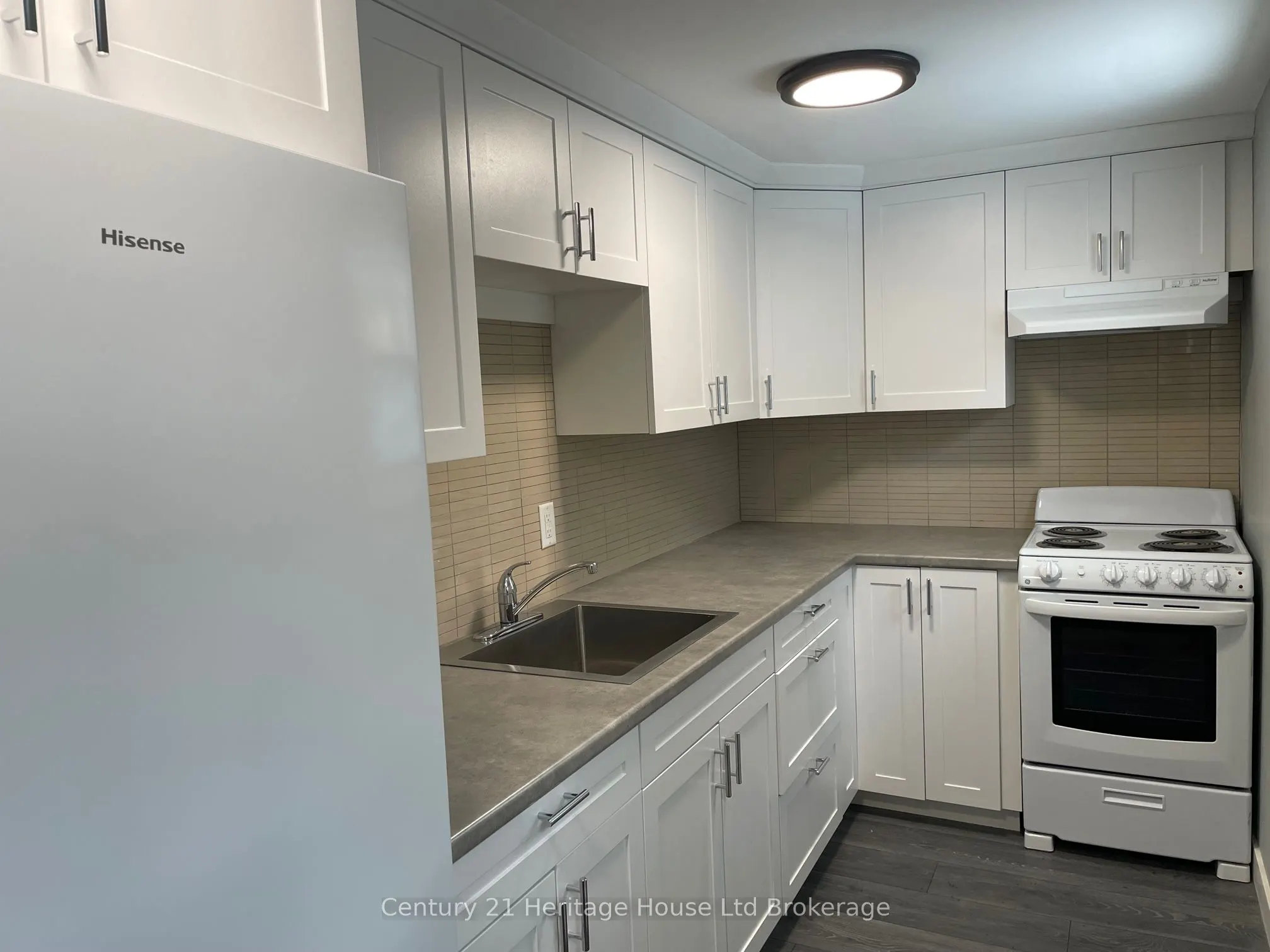 2 ELGIN Street W