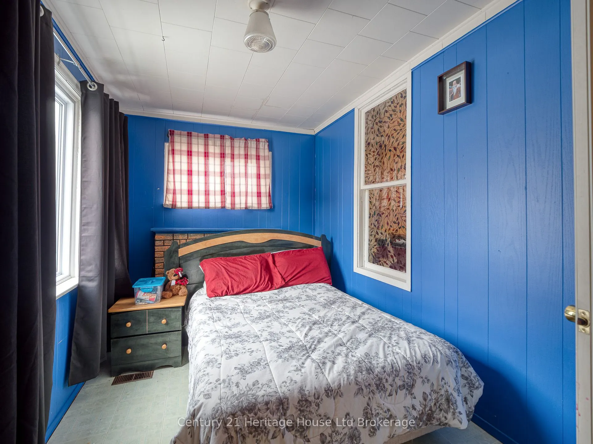 2 ELGIN Street W