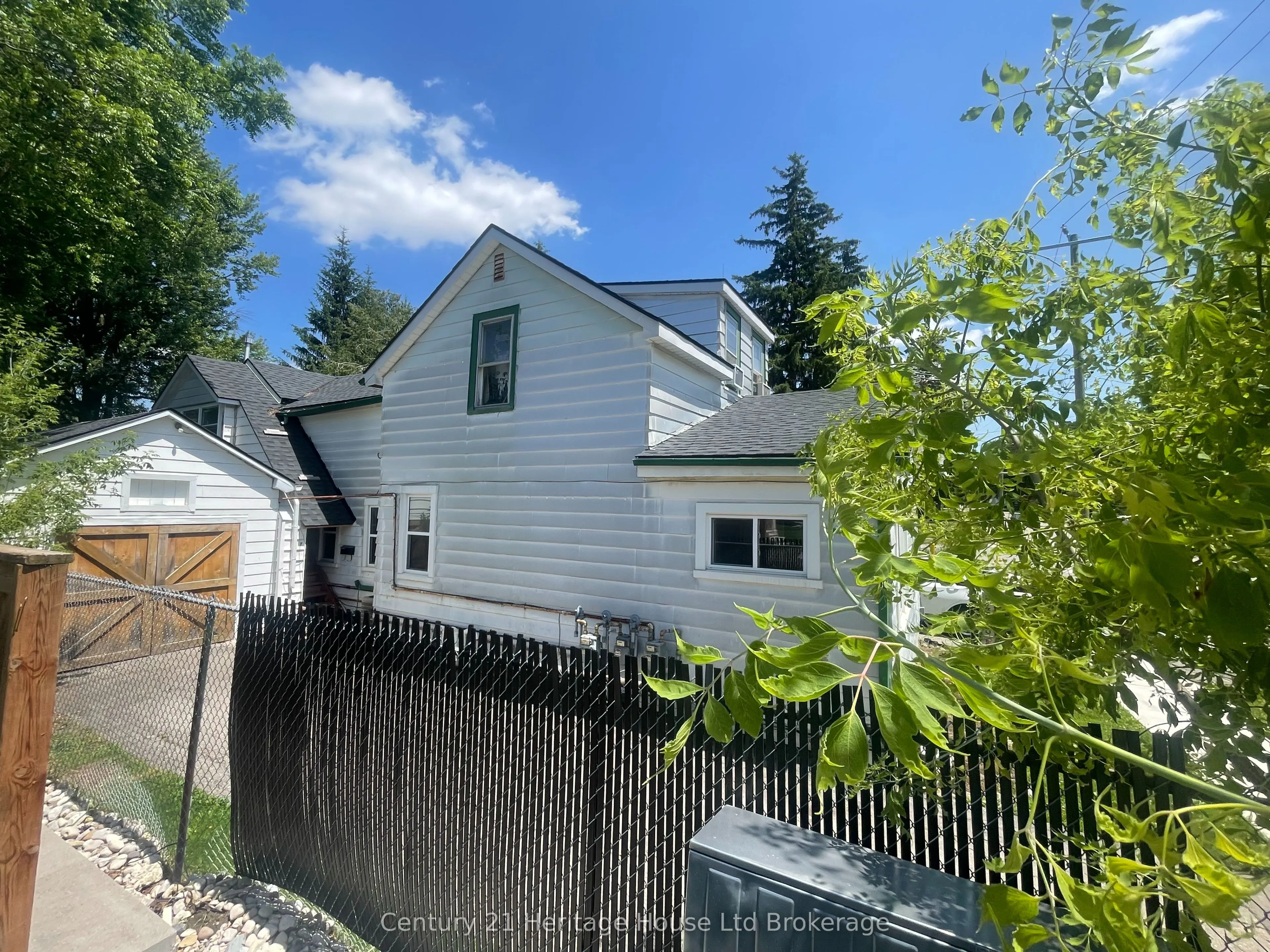 2 ELGIN Street W