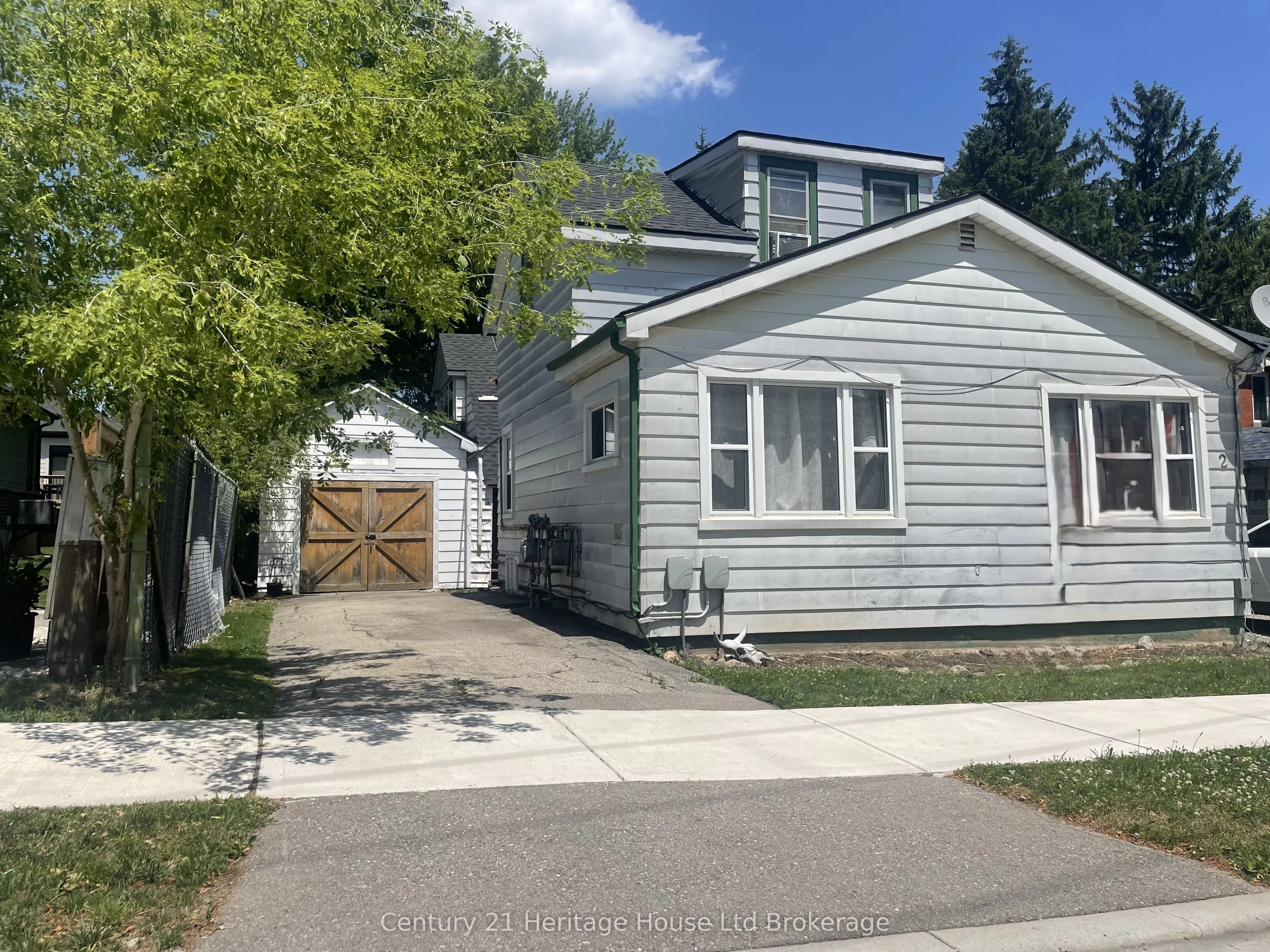 2 ELGIN Street W