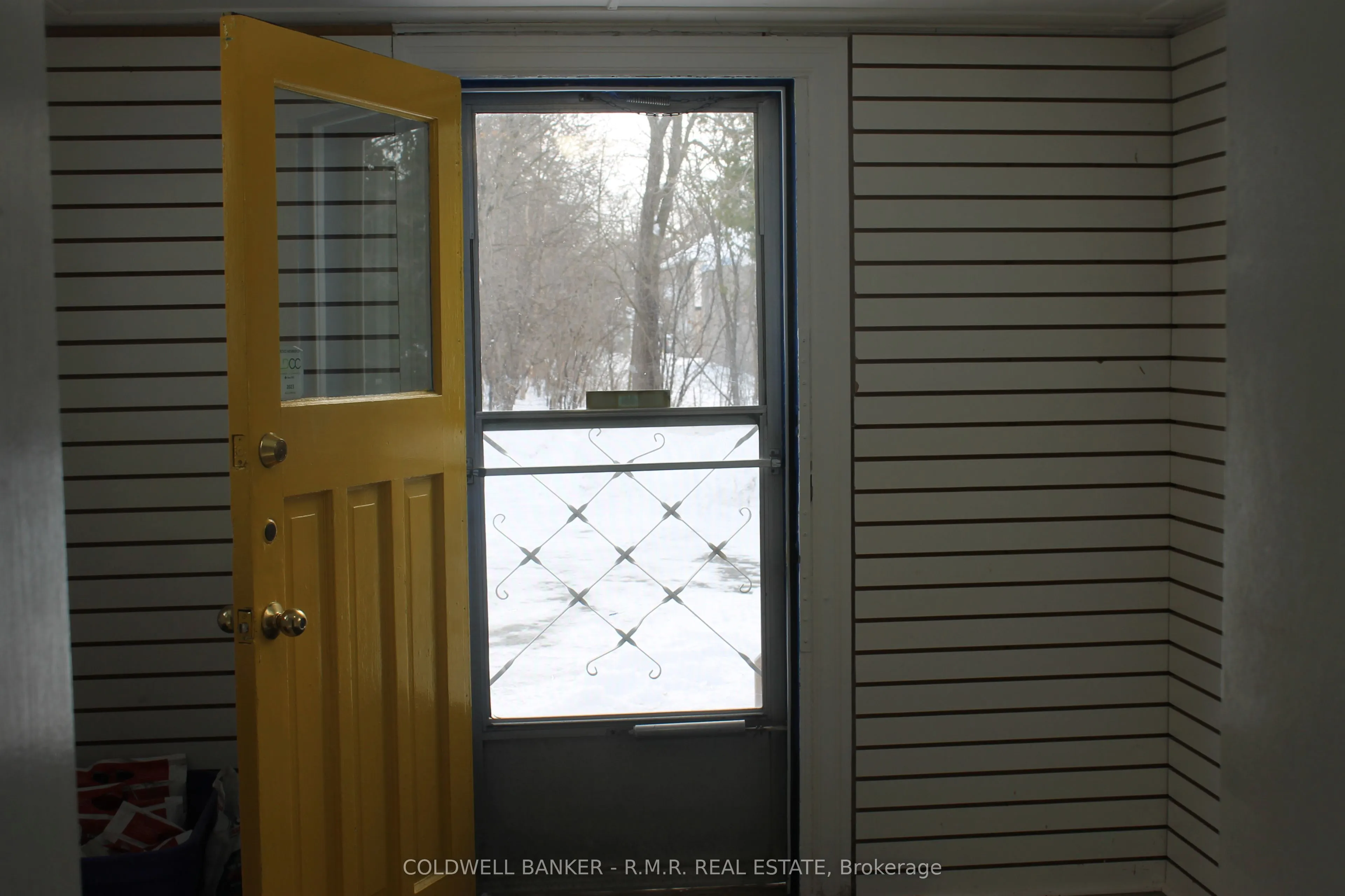 221 Kent Street W