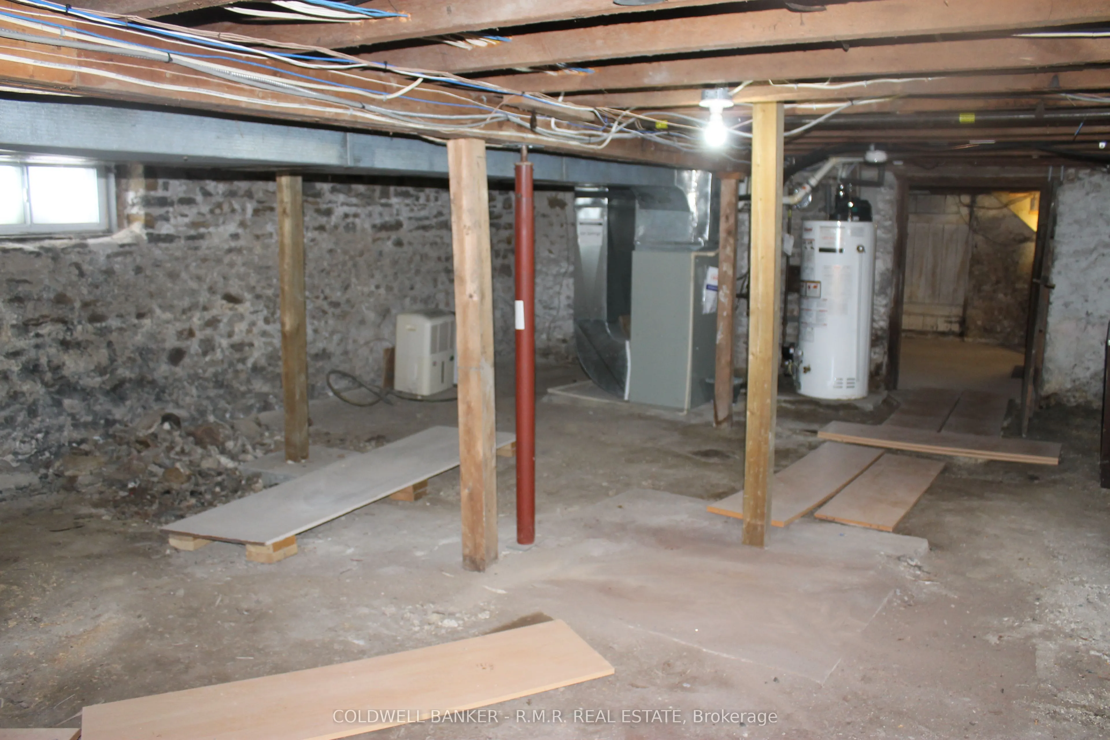 221 Kent Street W