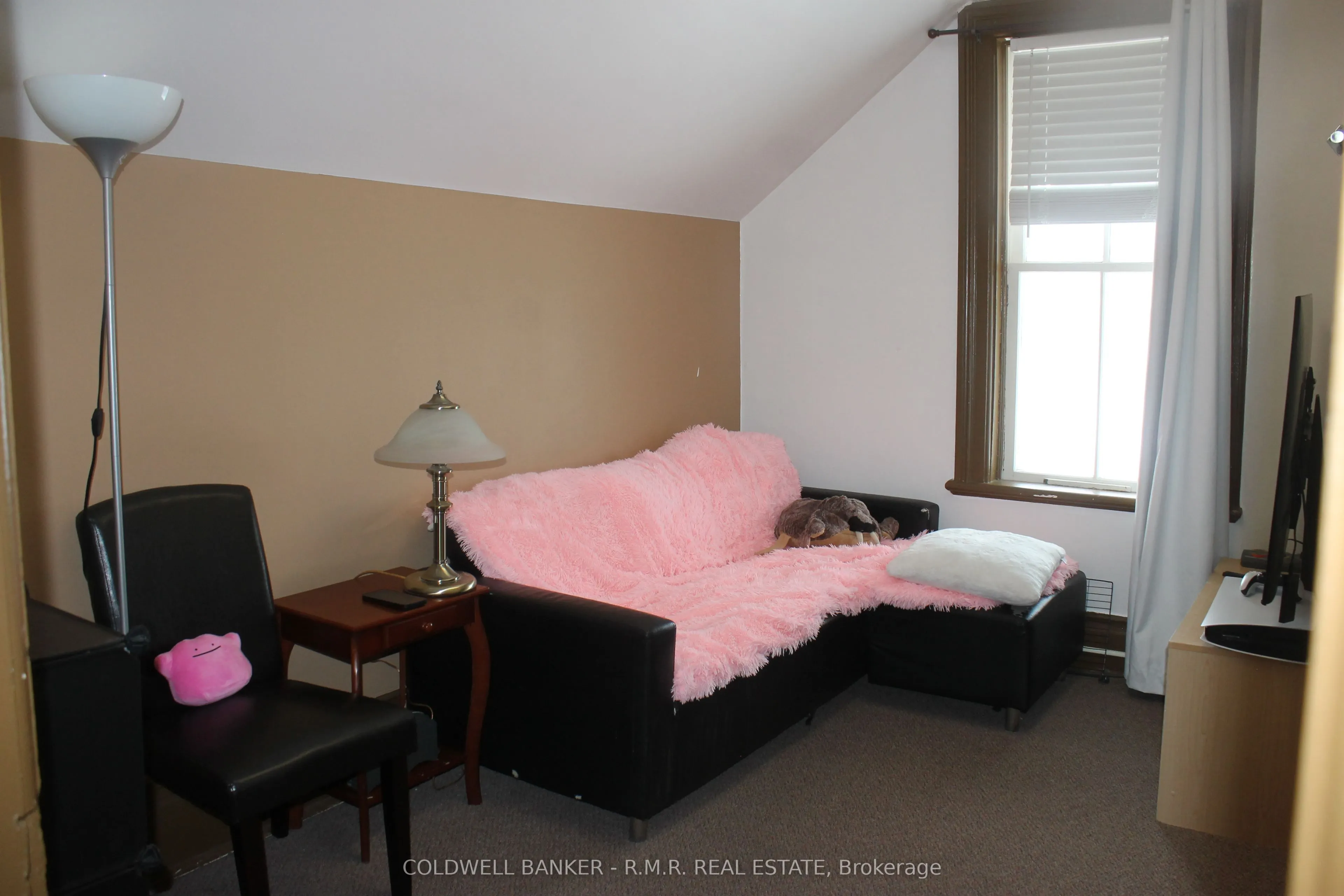 221 Kent Street W