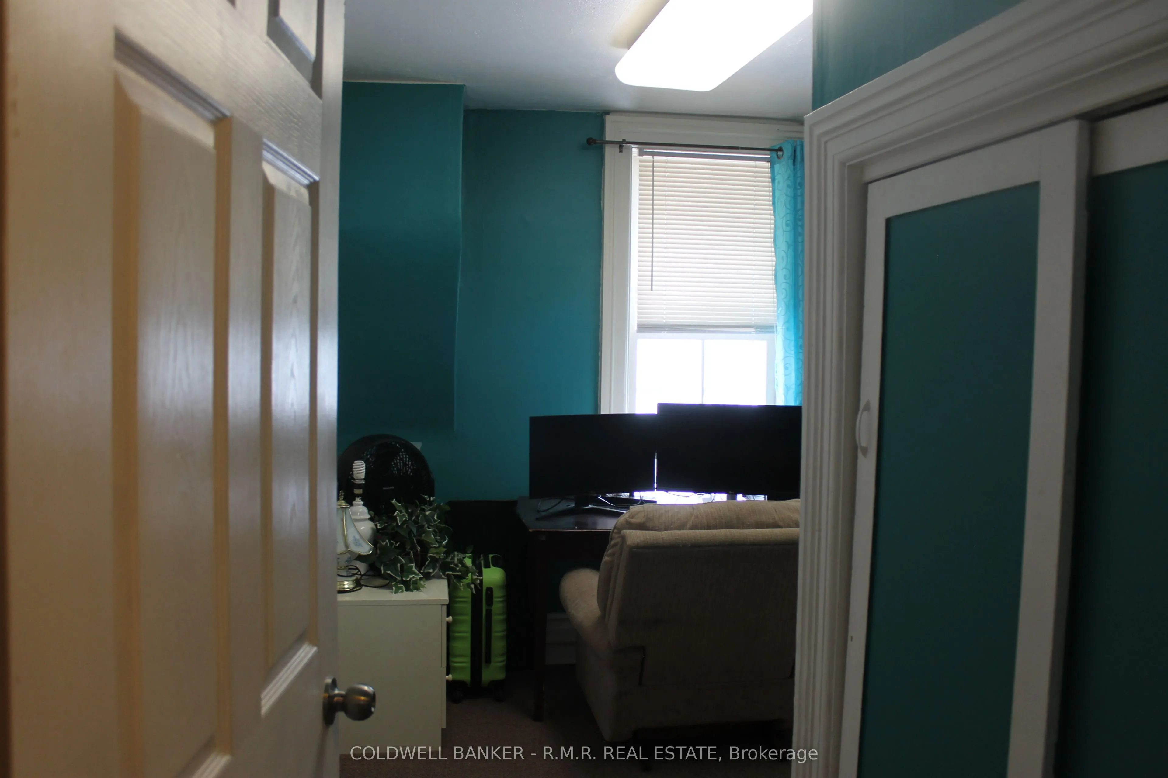 221 Kent Street W