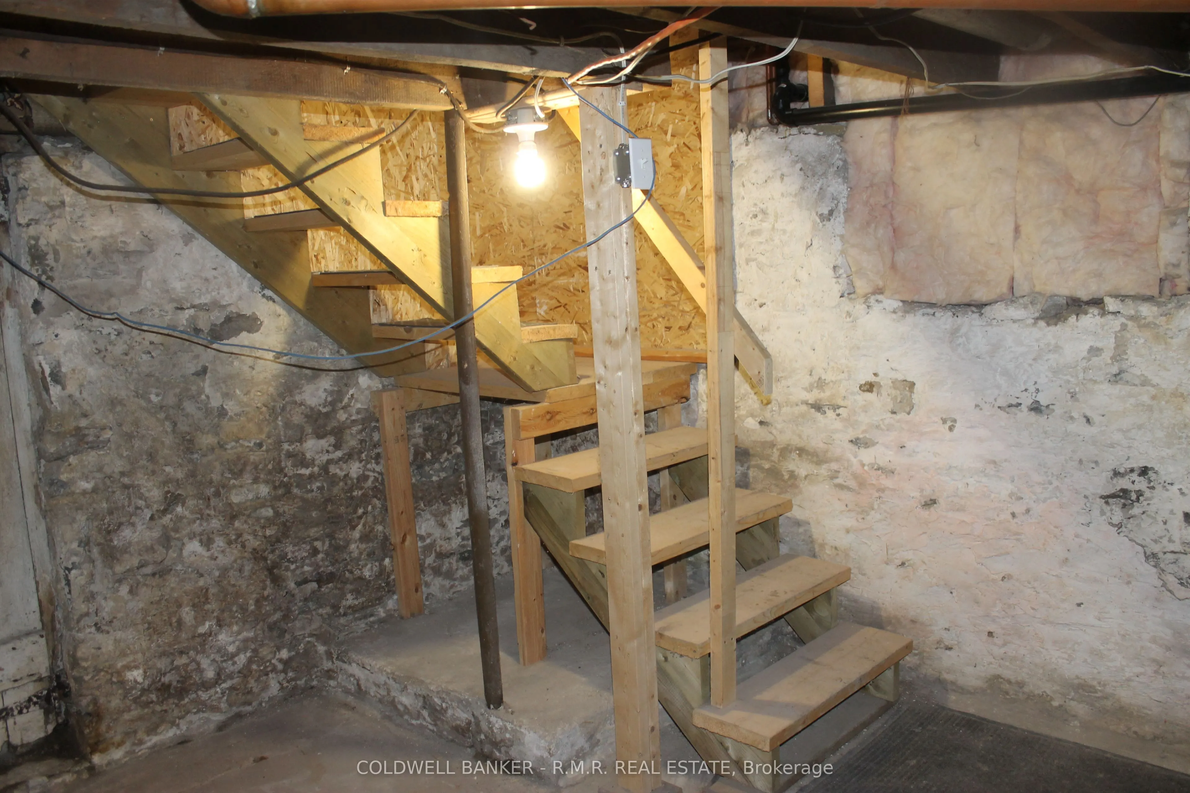 221 Kent Street W