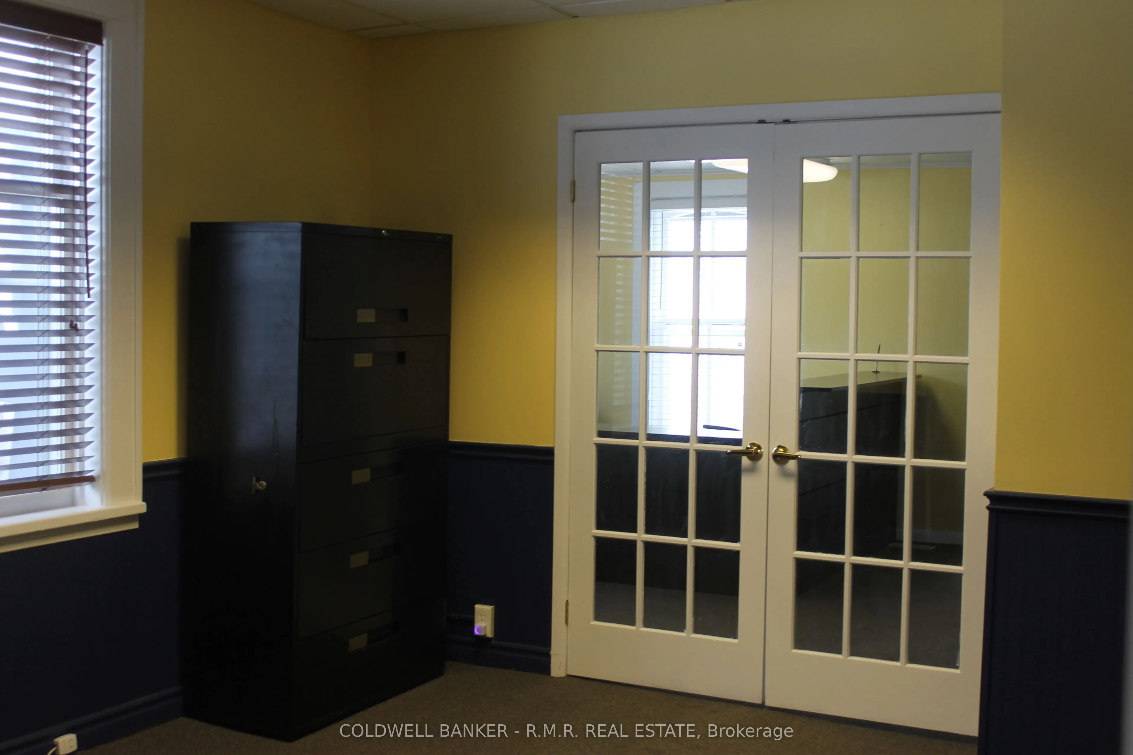 221 Kent Street W