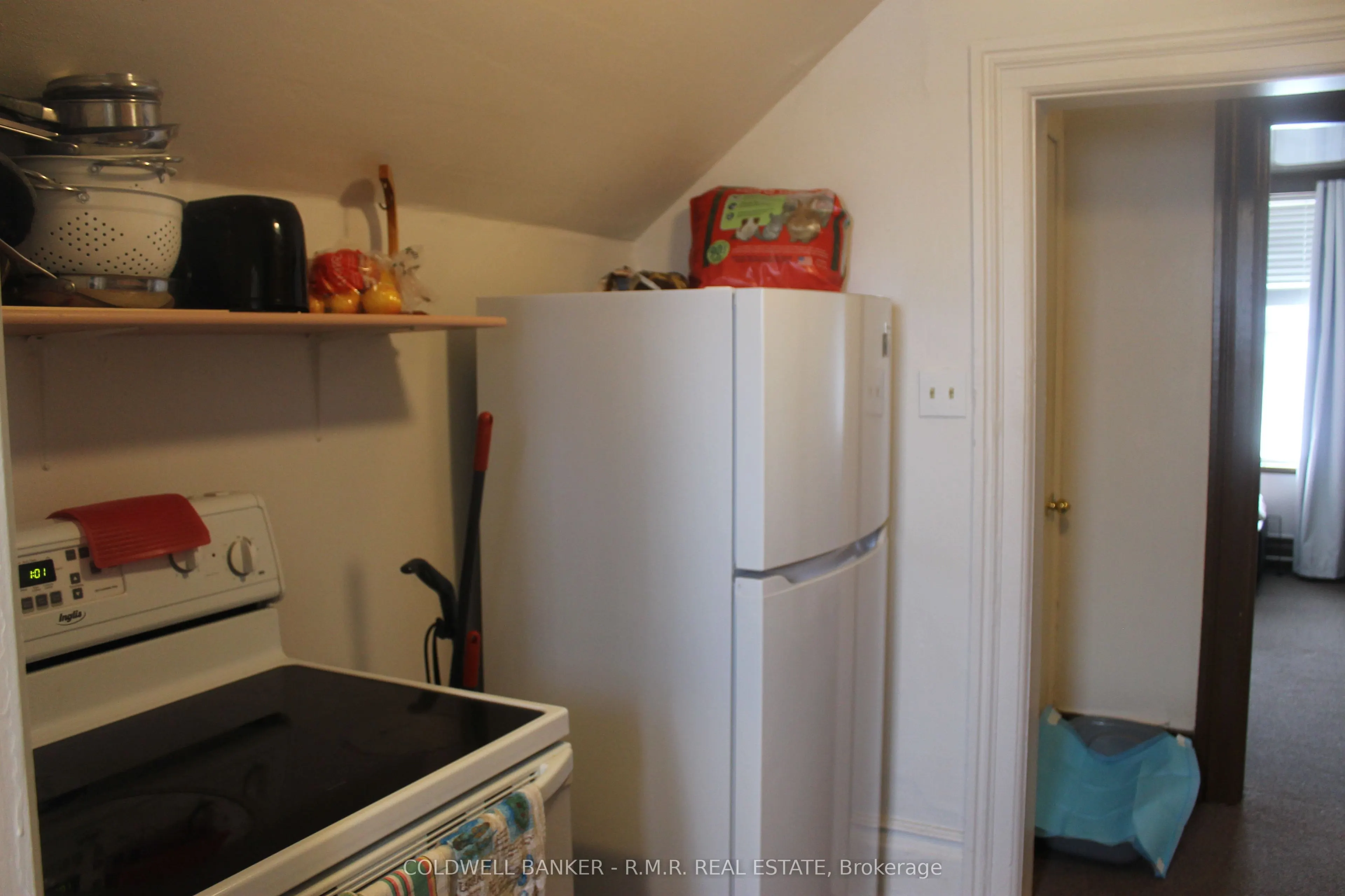 221 Kent Street W