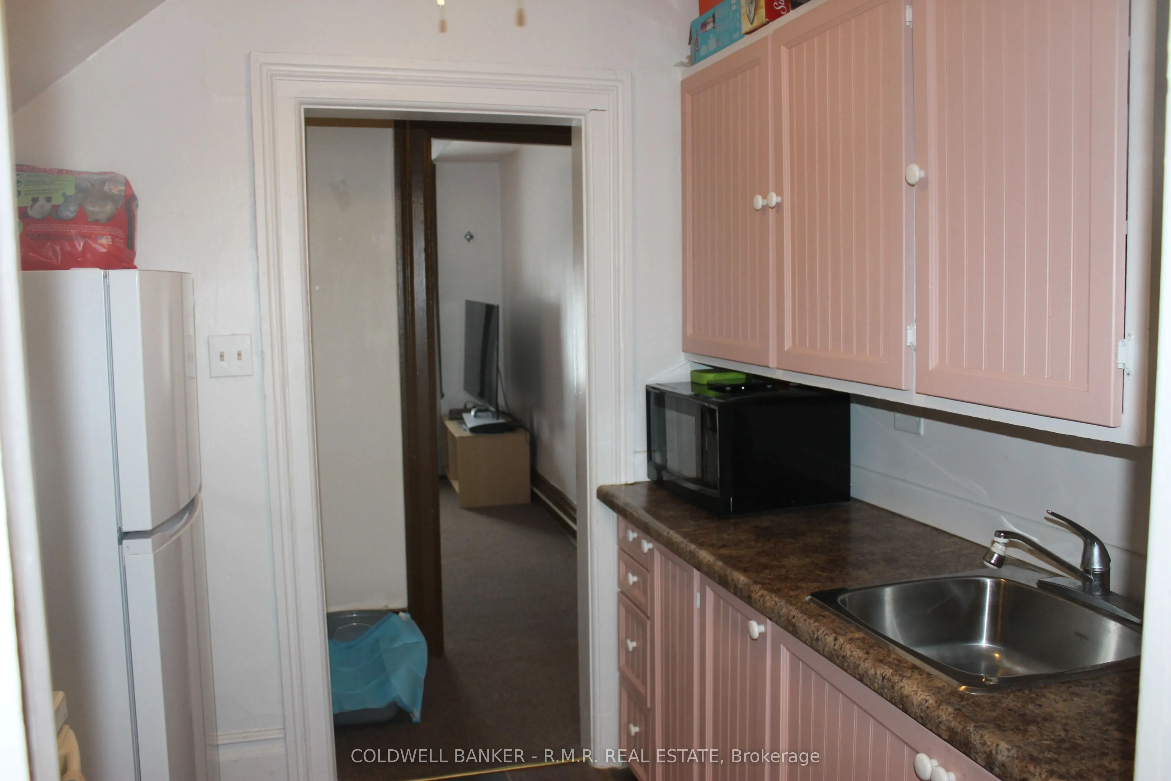 221 Kent Street W
