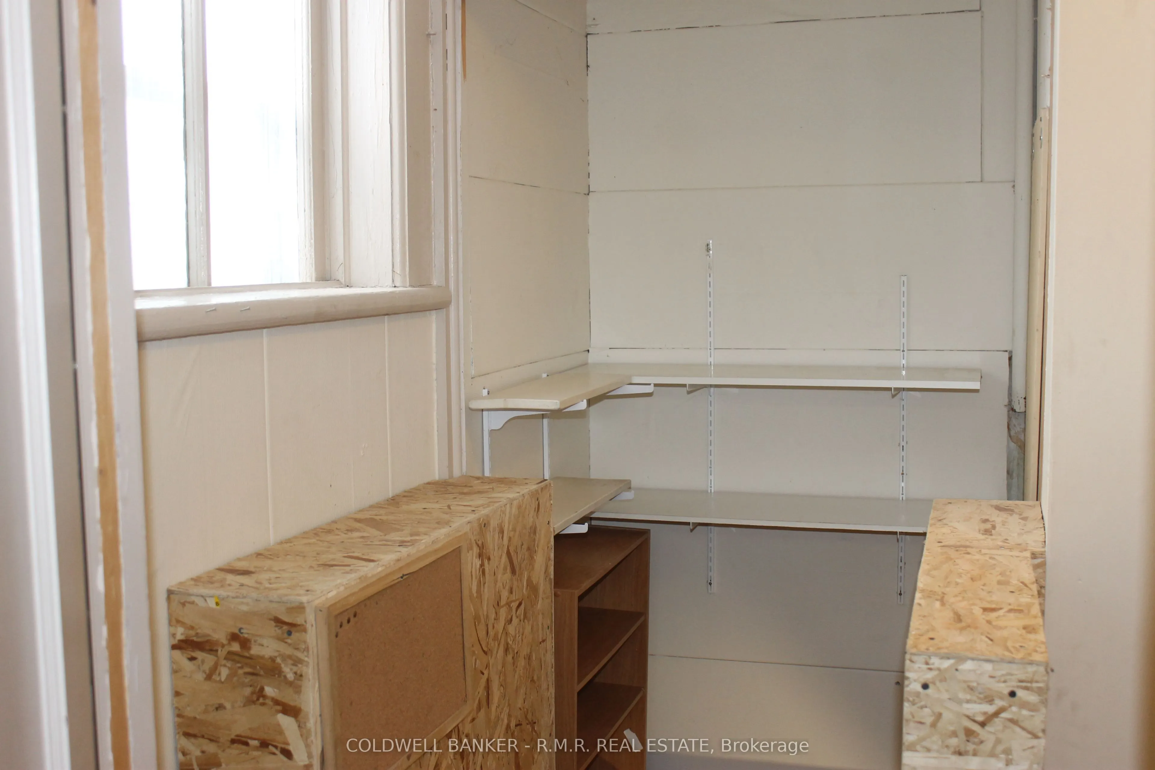 221 Kent Street W