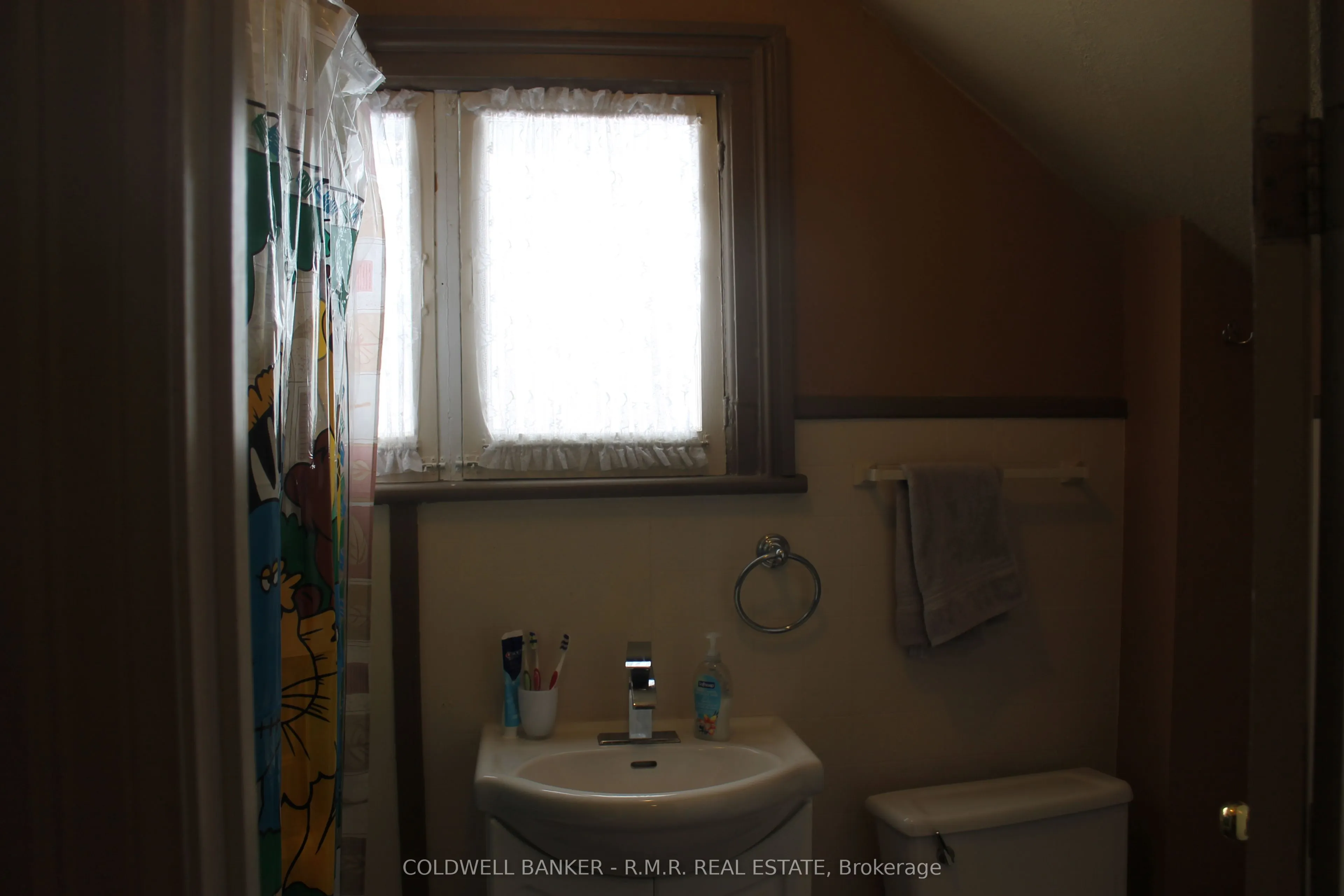 221 Kent Street W