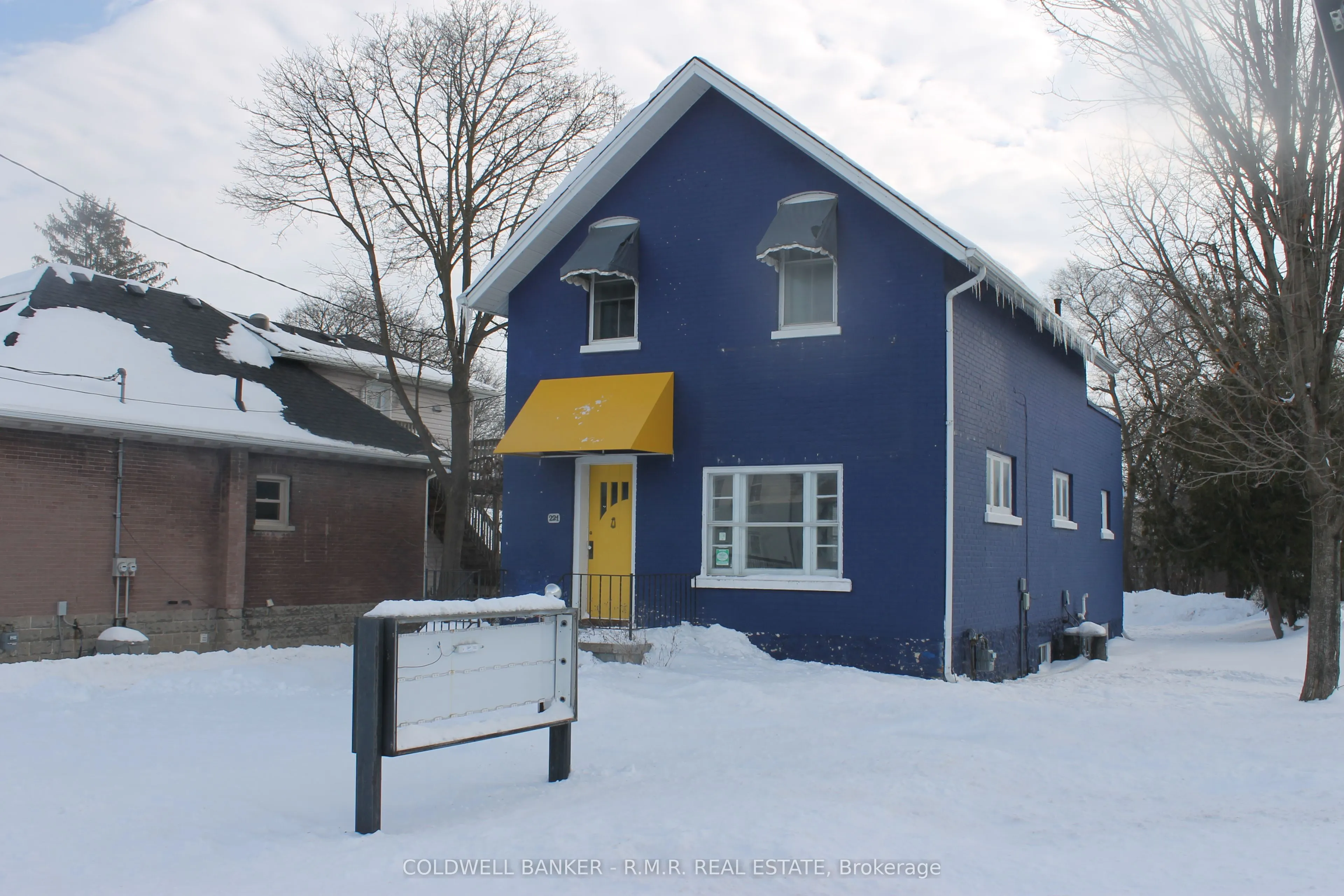 221 Kent Street W