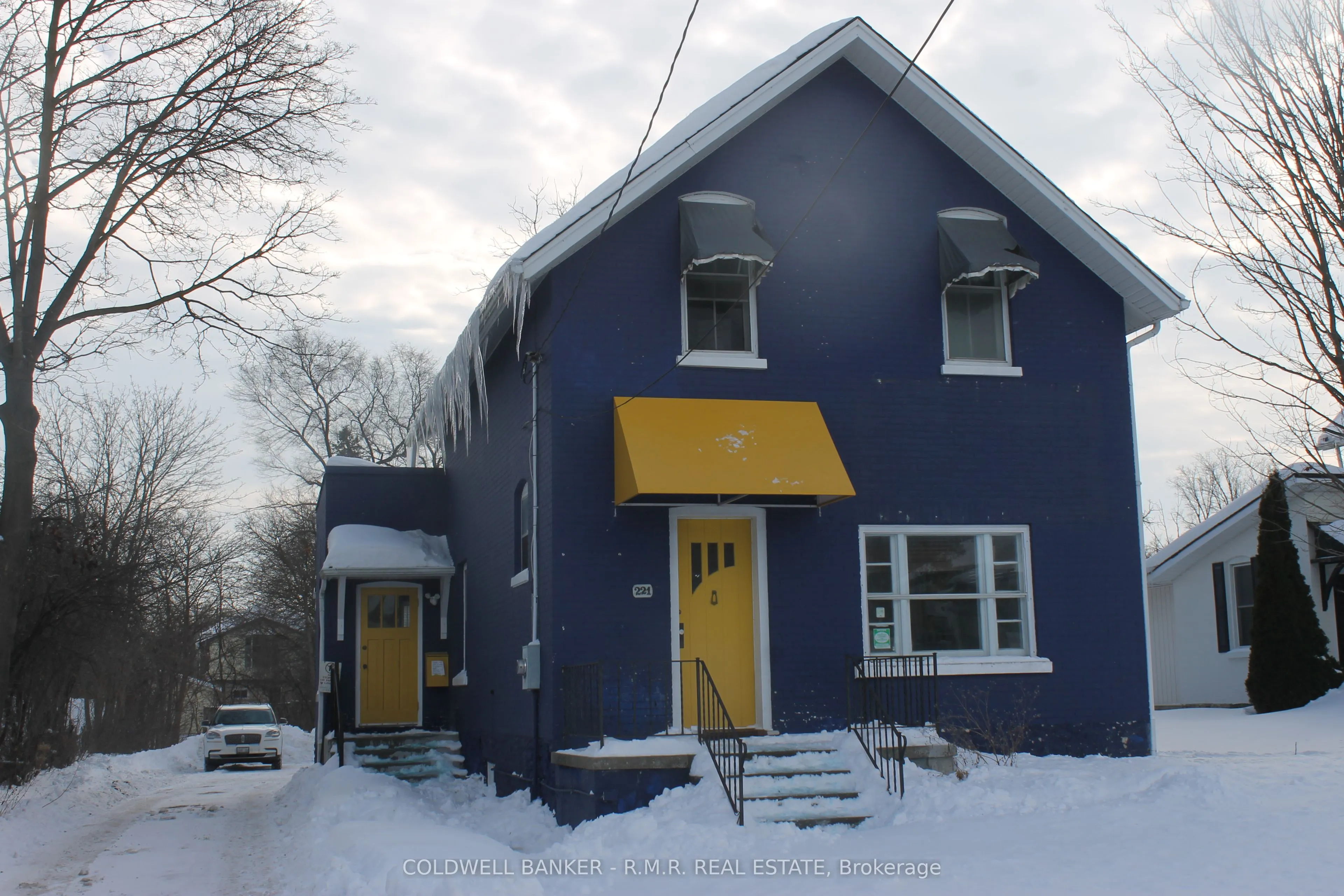 221 Kent Street W