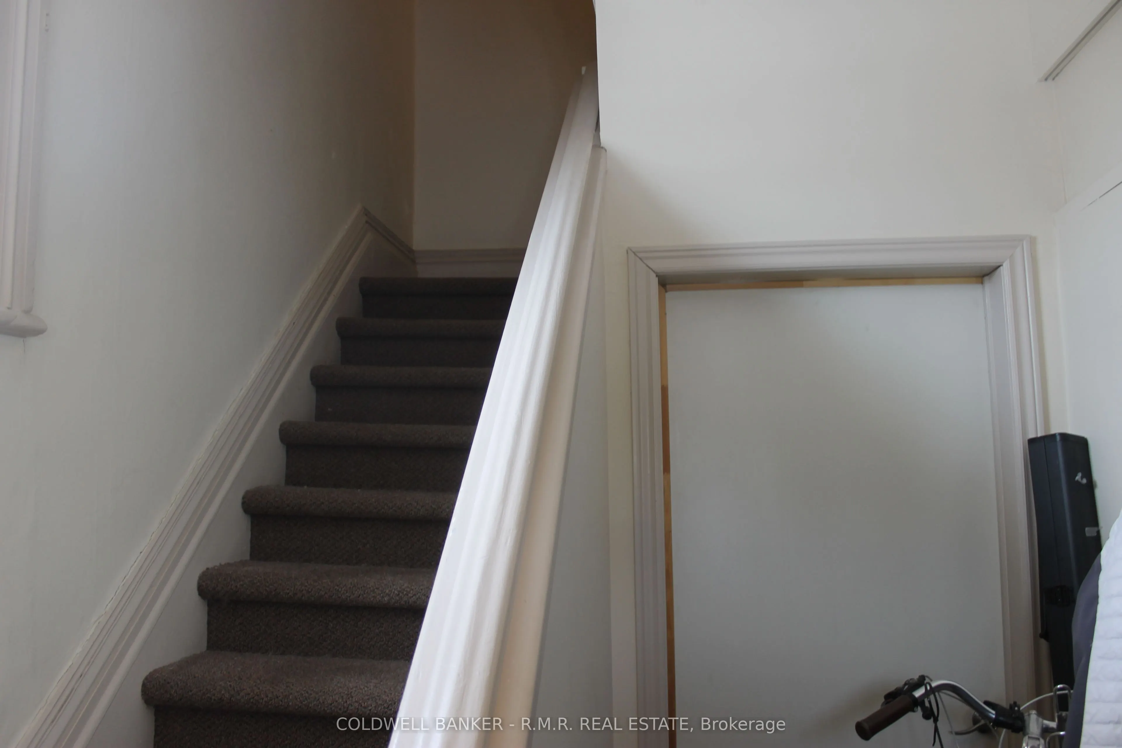 221 Kent Street W