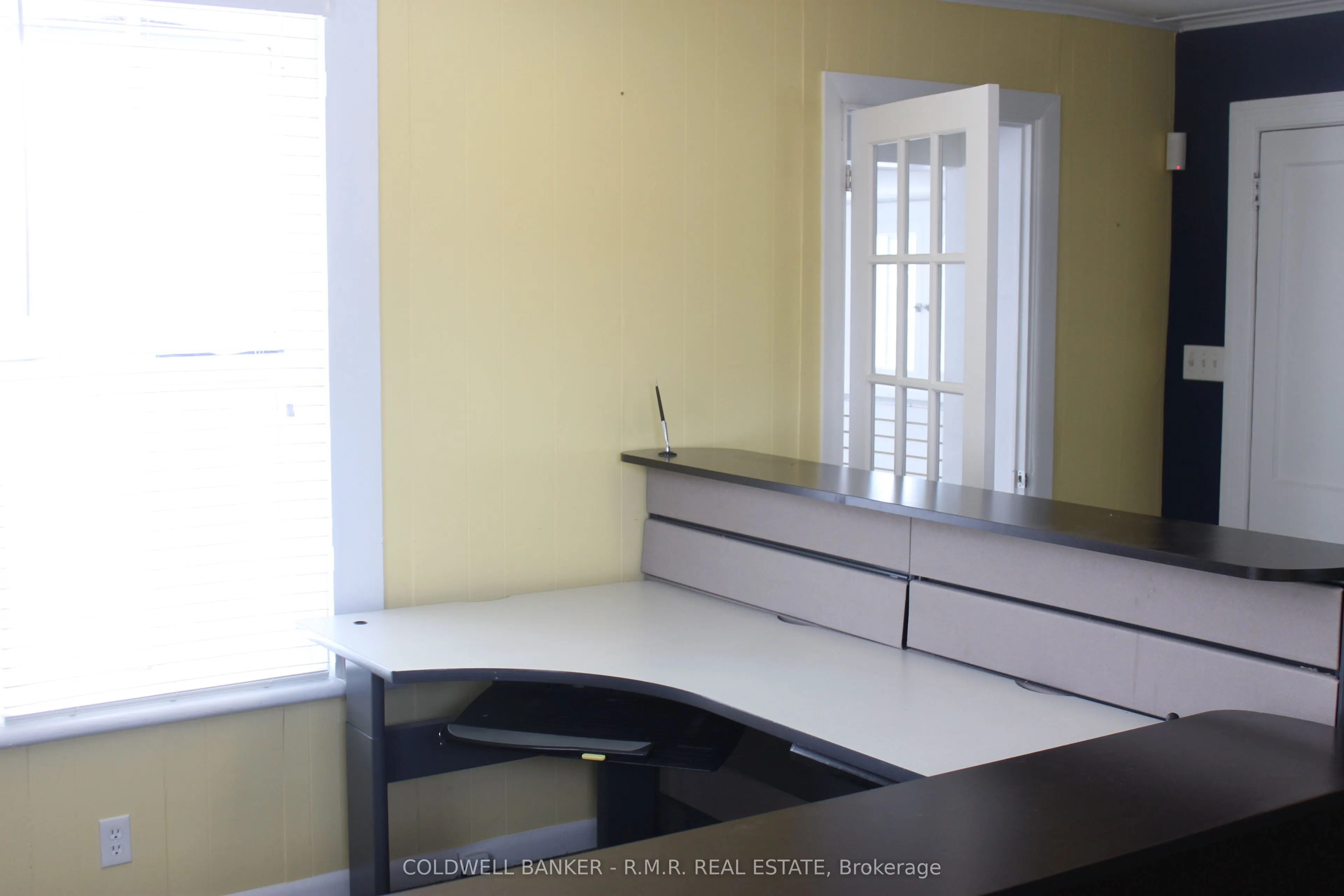 221 Kent Street W