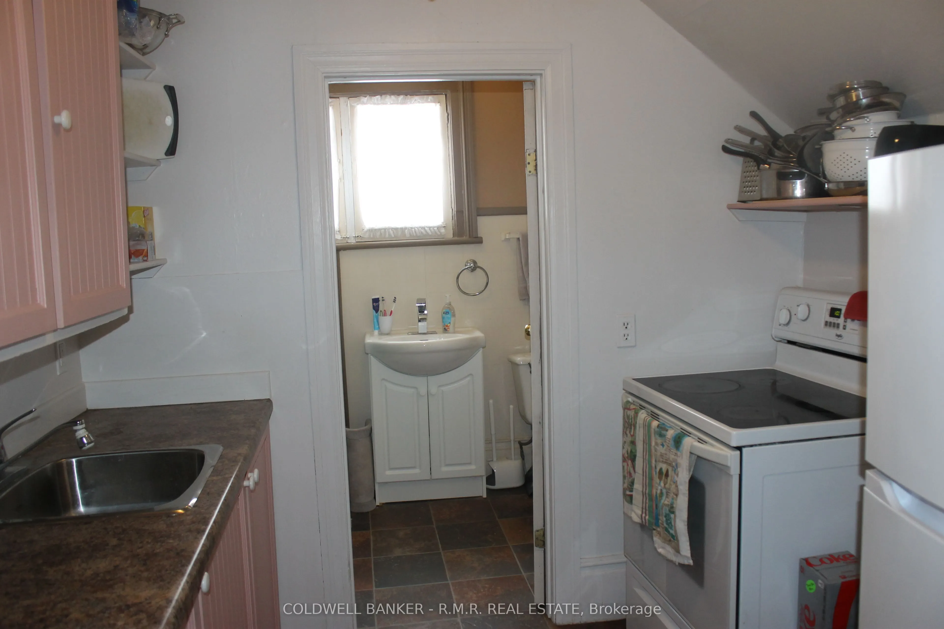 221 Kent Street W