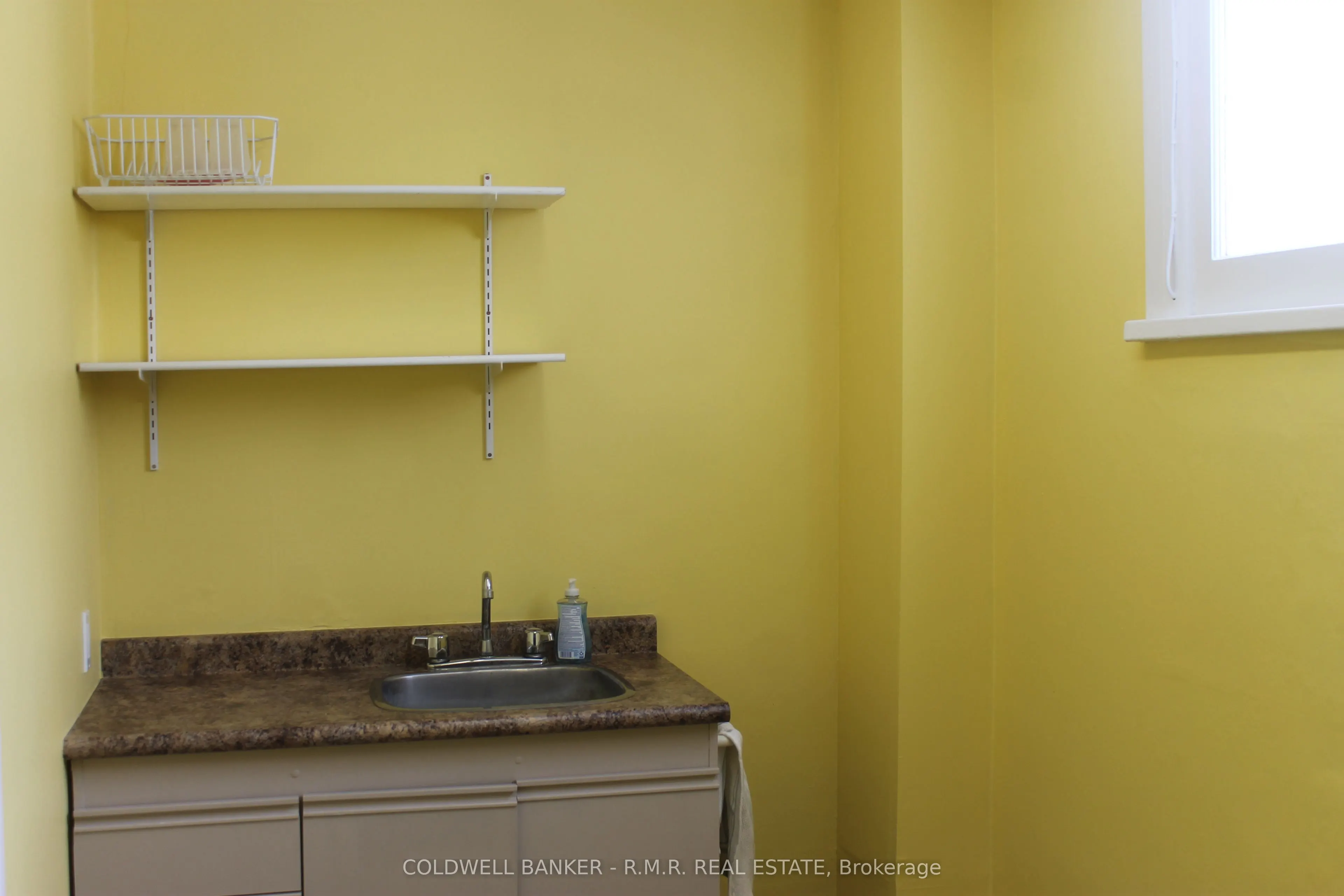 221 Kent Street W