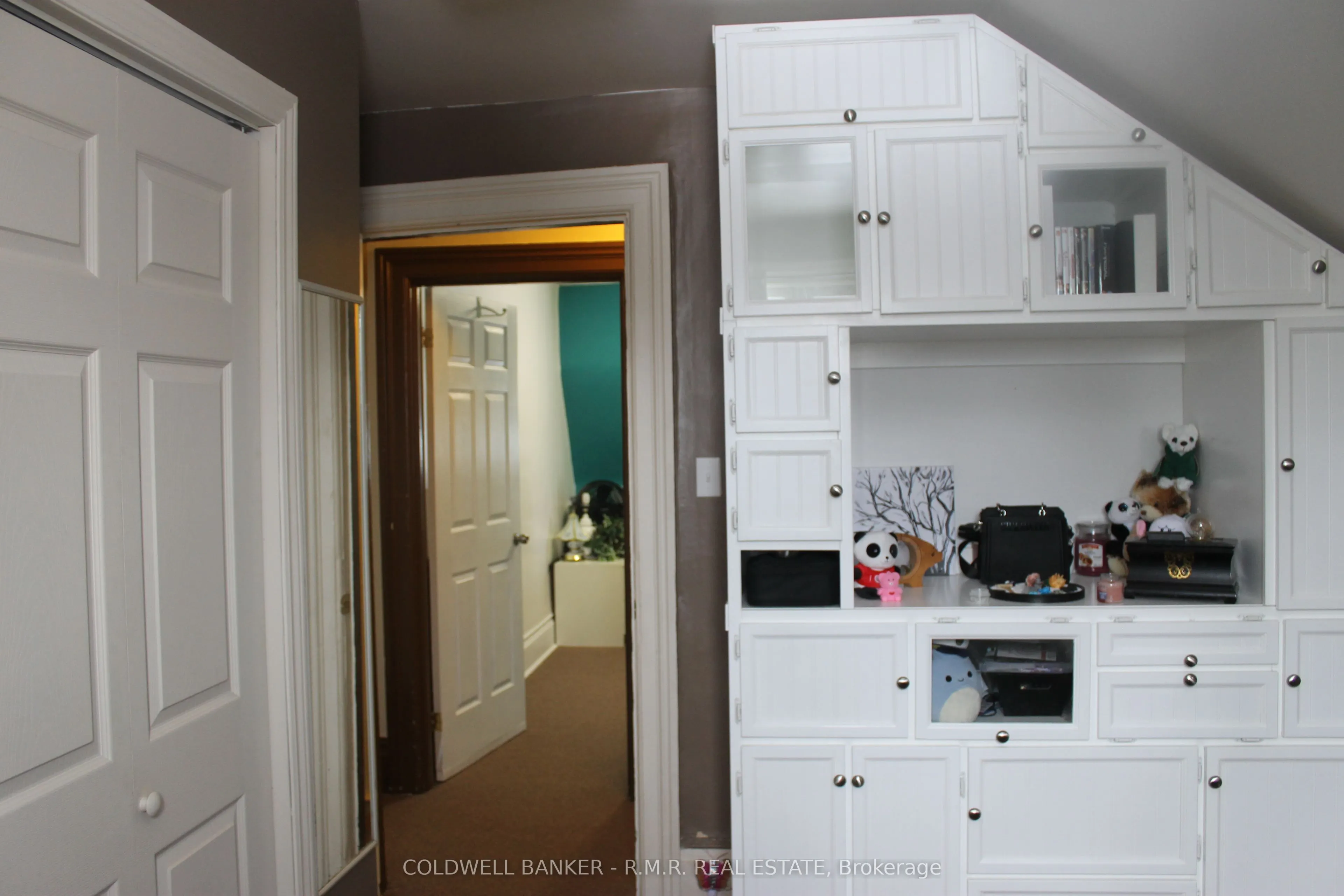221 Kent Street W