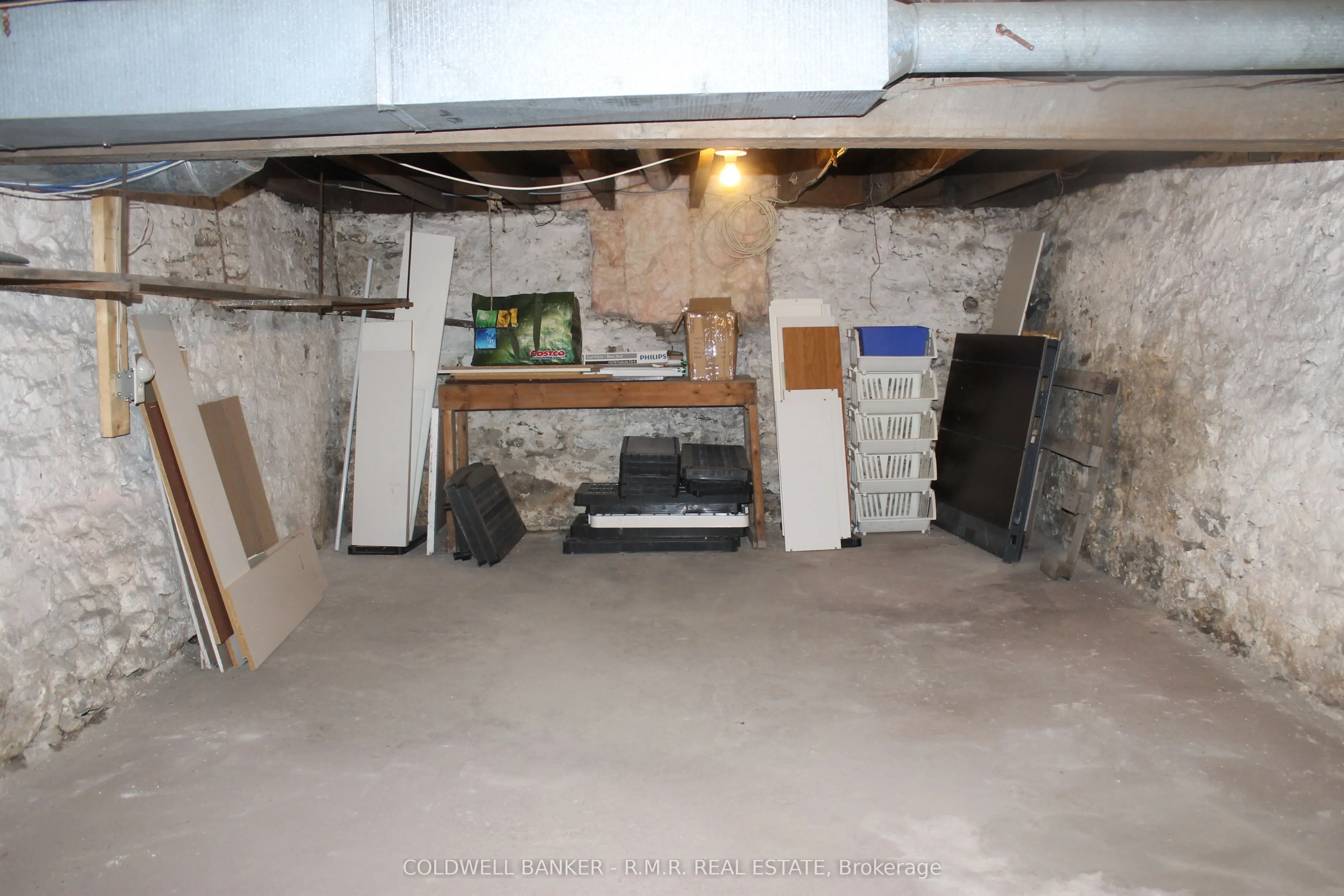221 Kent Street W