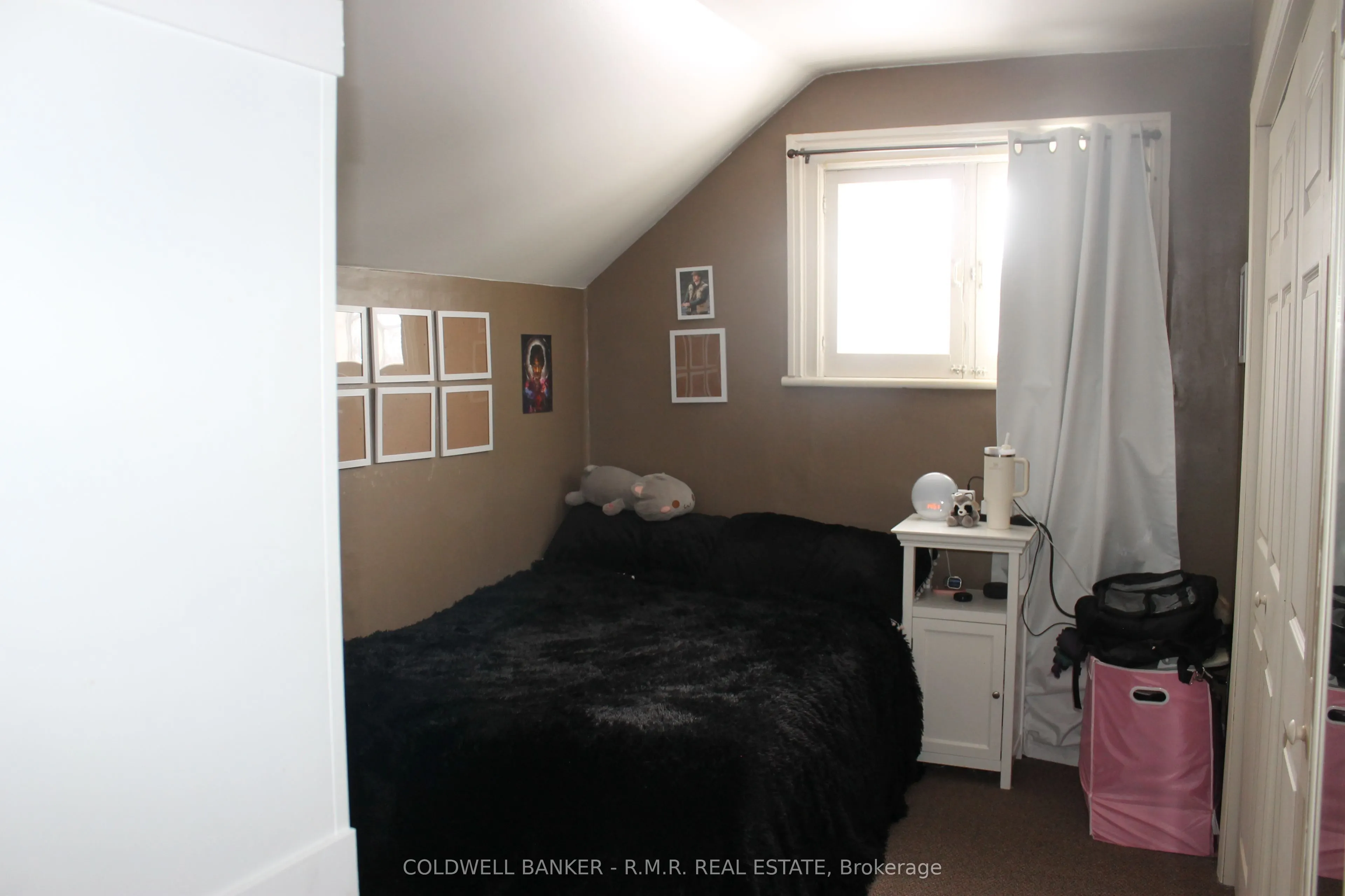 221 Kent Street W