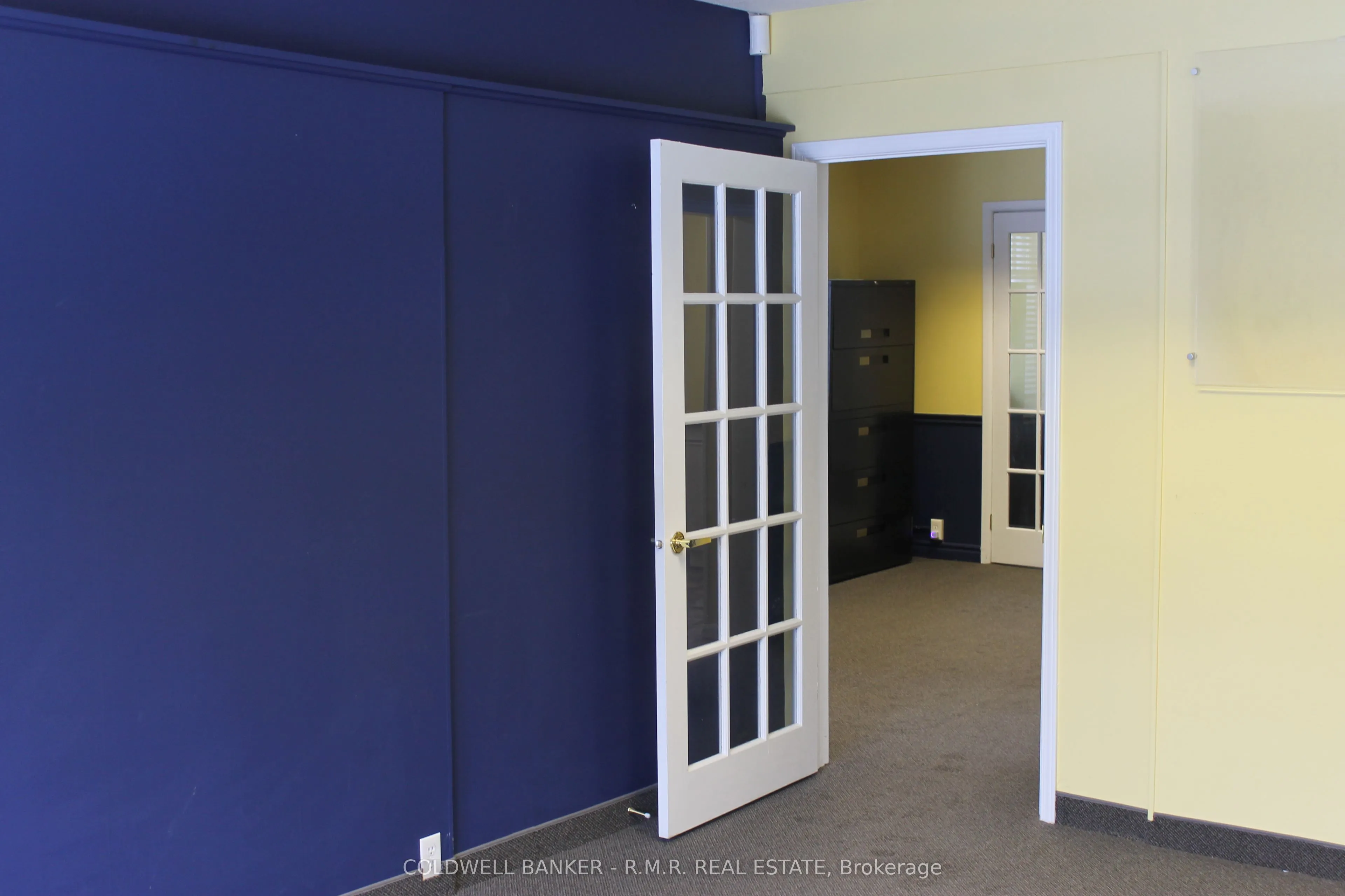 221 Kent Street W