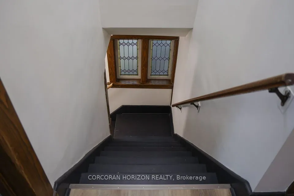 27 Wellington Street N