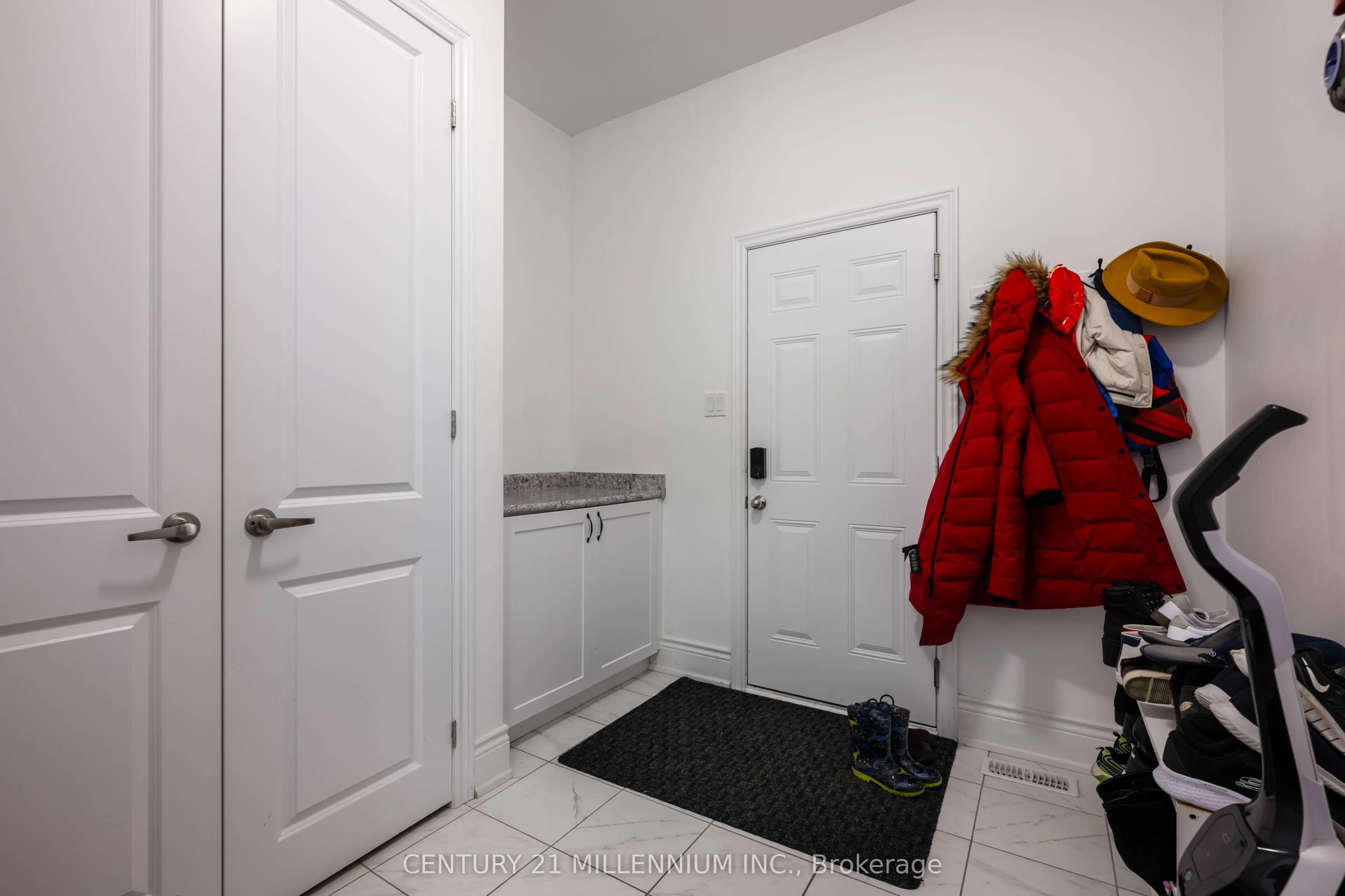 712 Gilmour Crescent