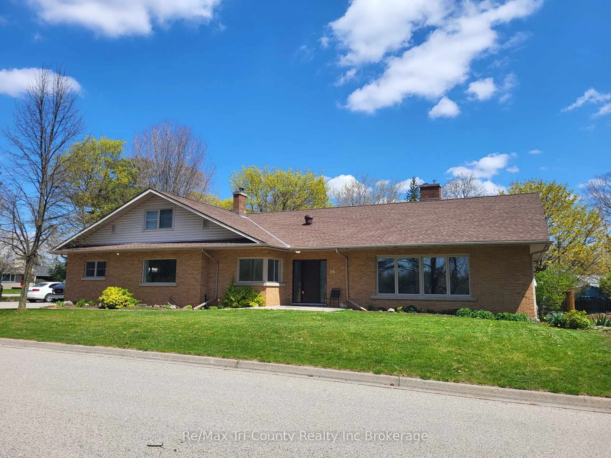 16 DELEVAN Crescent
