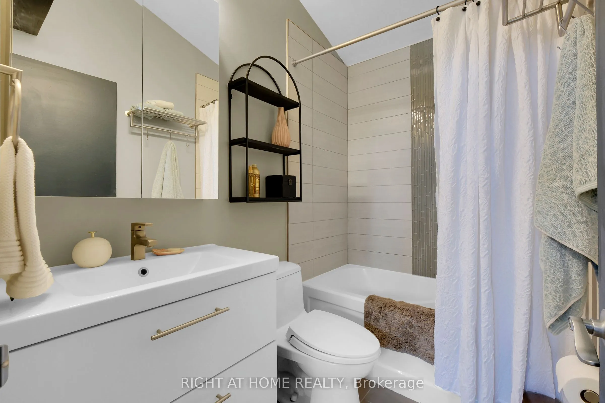 251 Bruyere Street, #18