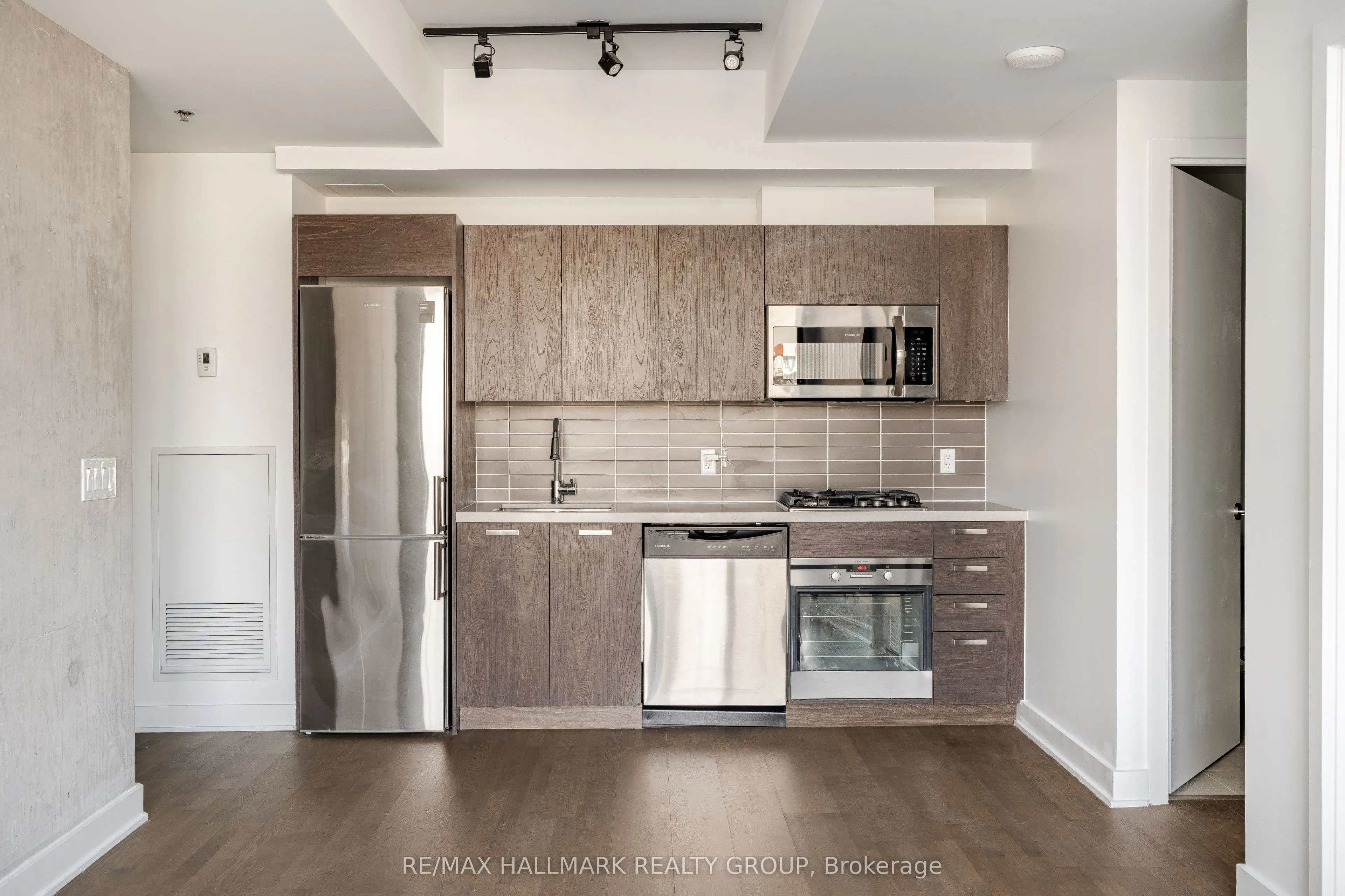 203 Catherine Street W #710