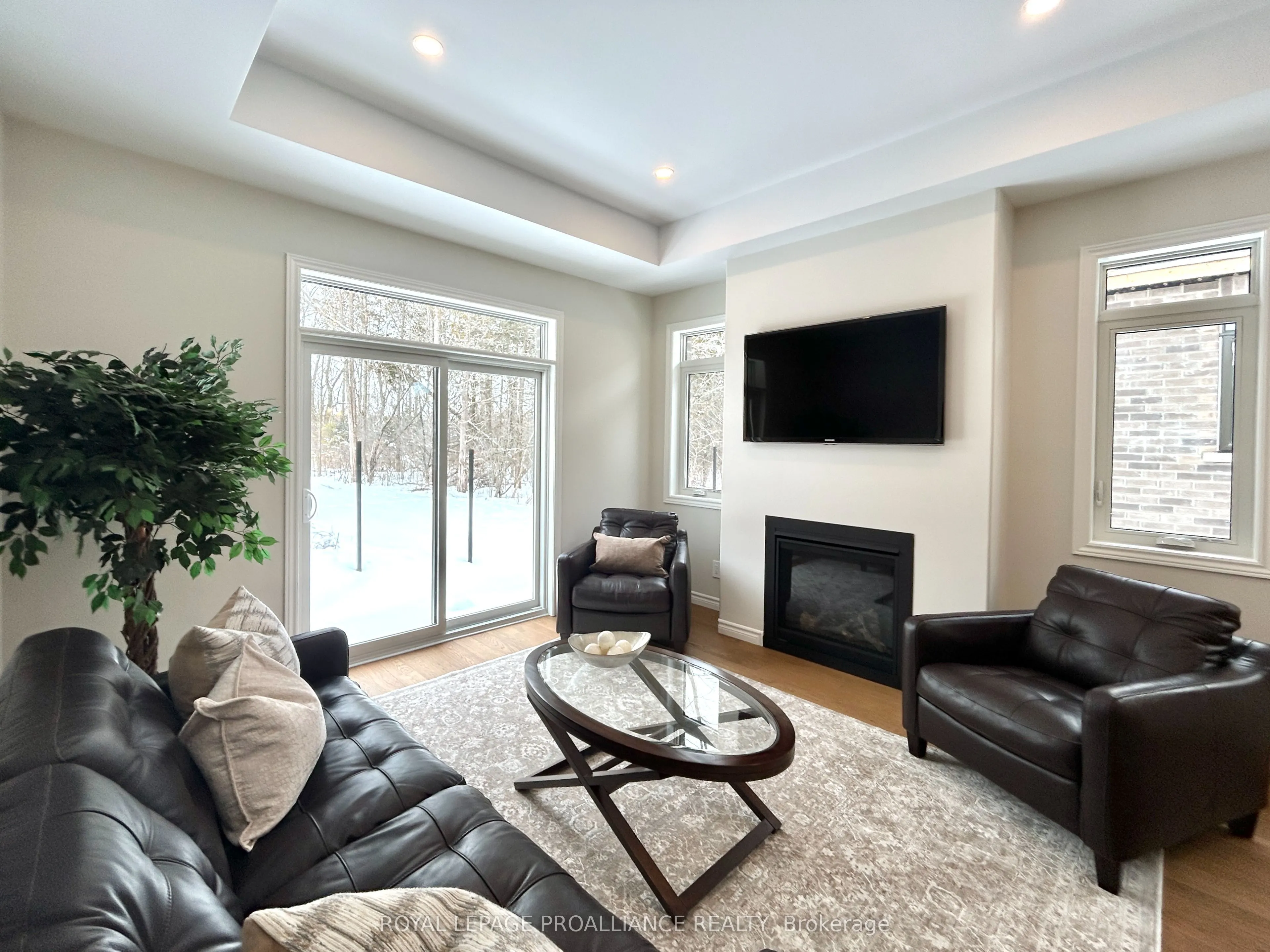 99 Cloverleaf Drive, #8