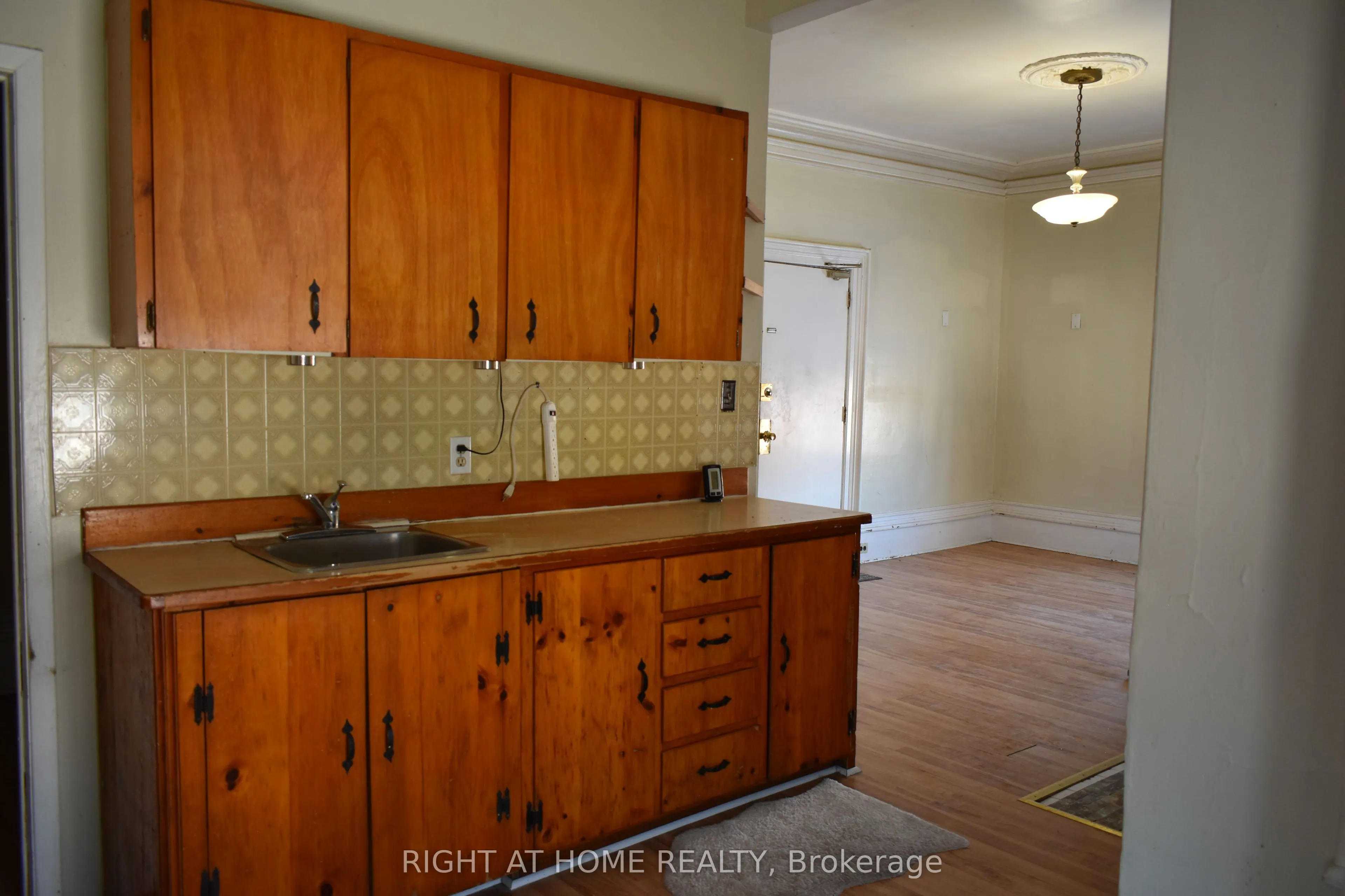 23 Glenelg Street W