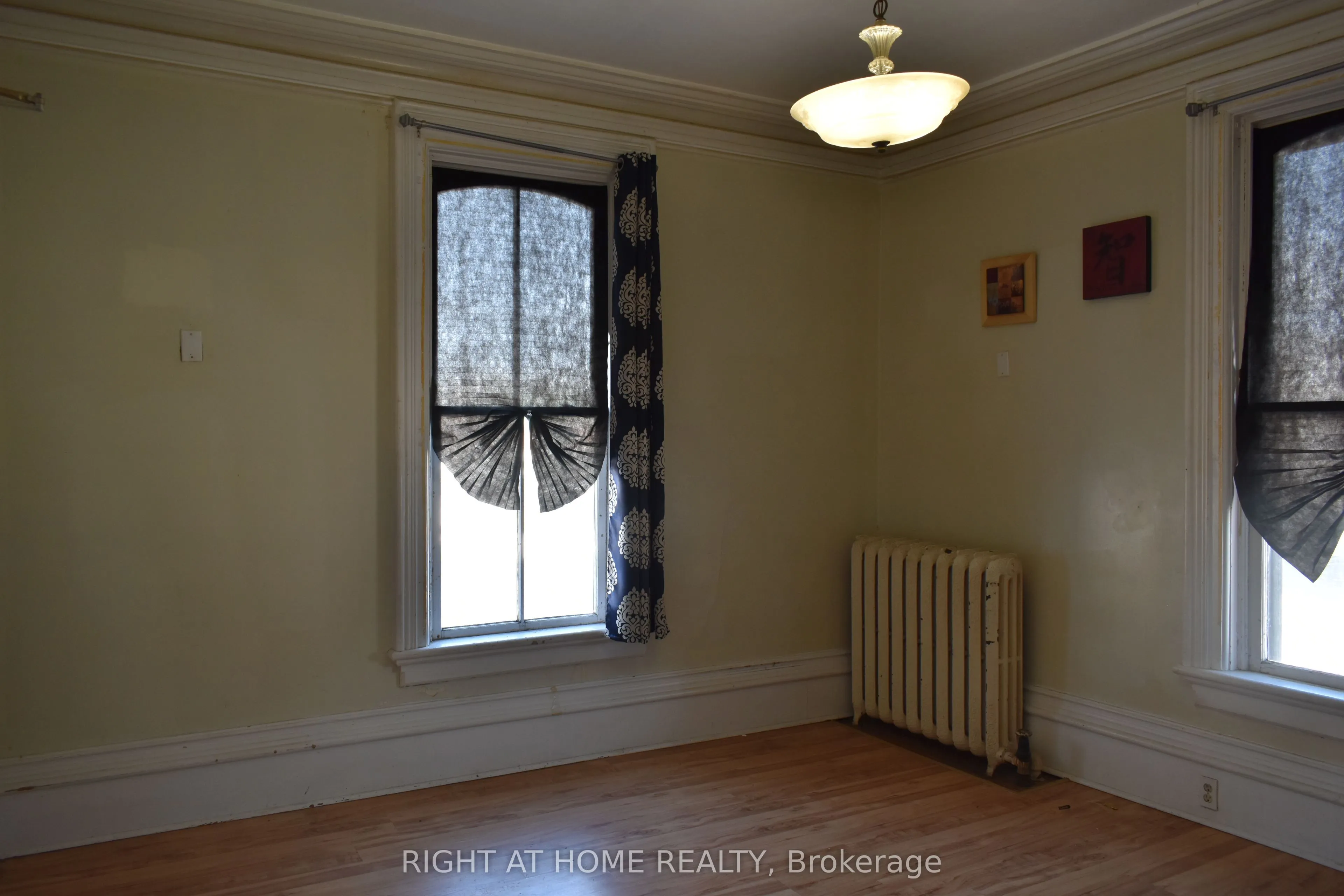 23 Glenelg Street W