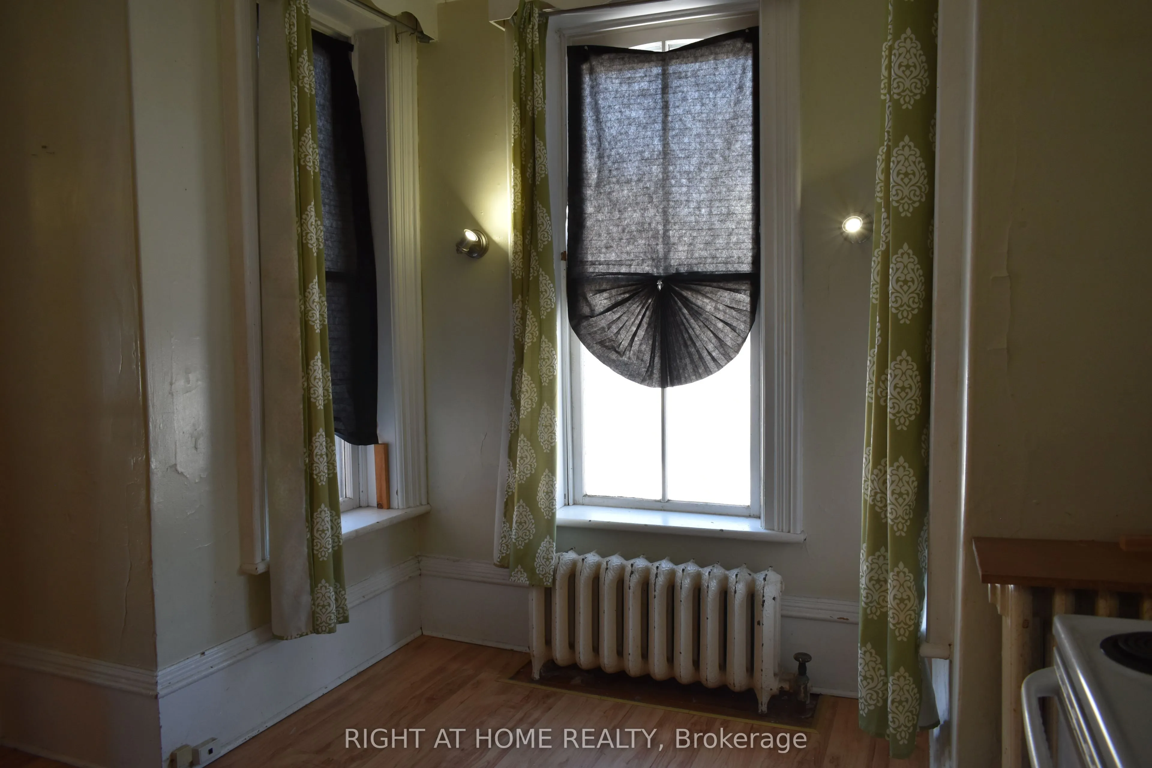23 Glenelg Street W
