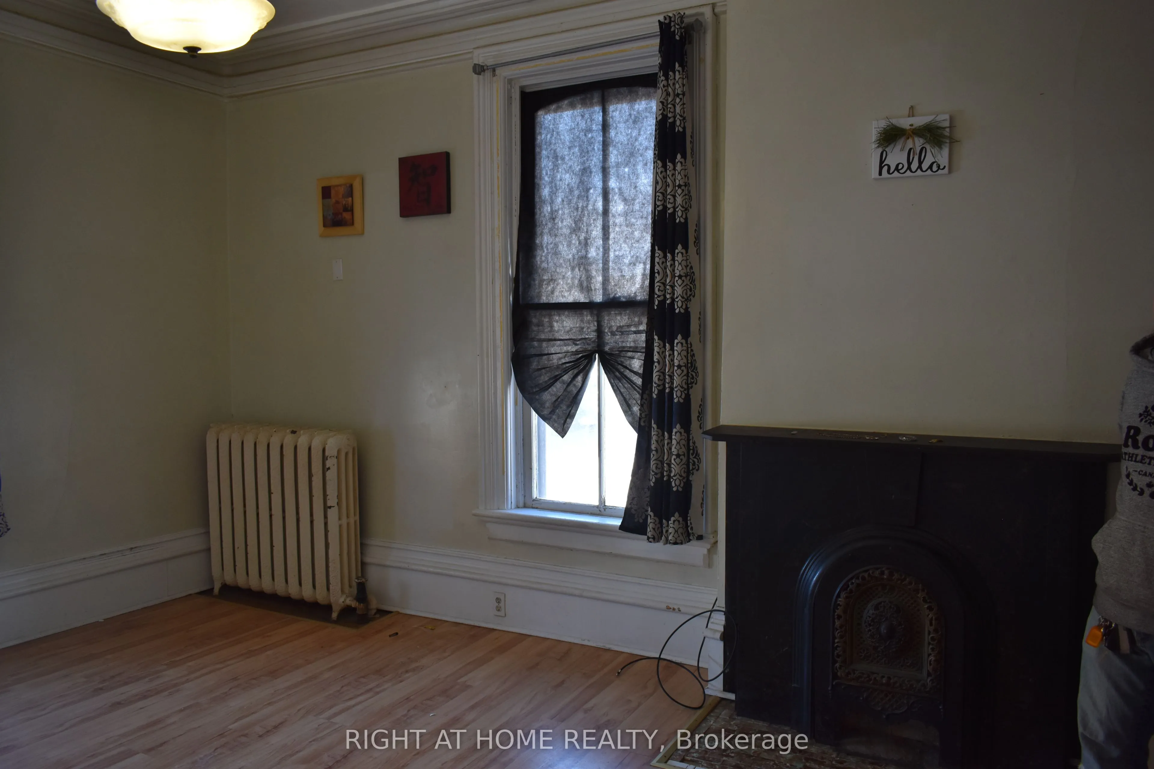23 Glenelg Street W