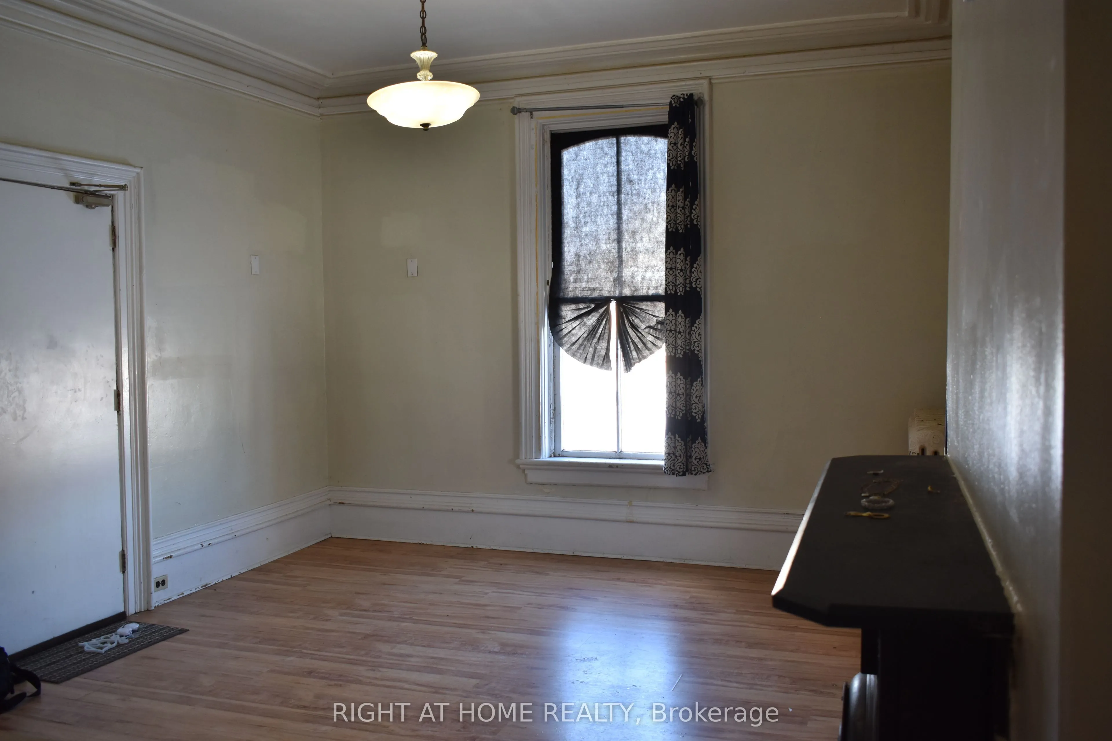 23 Glenelg Street W