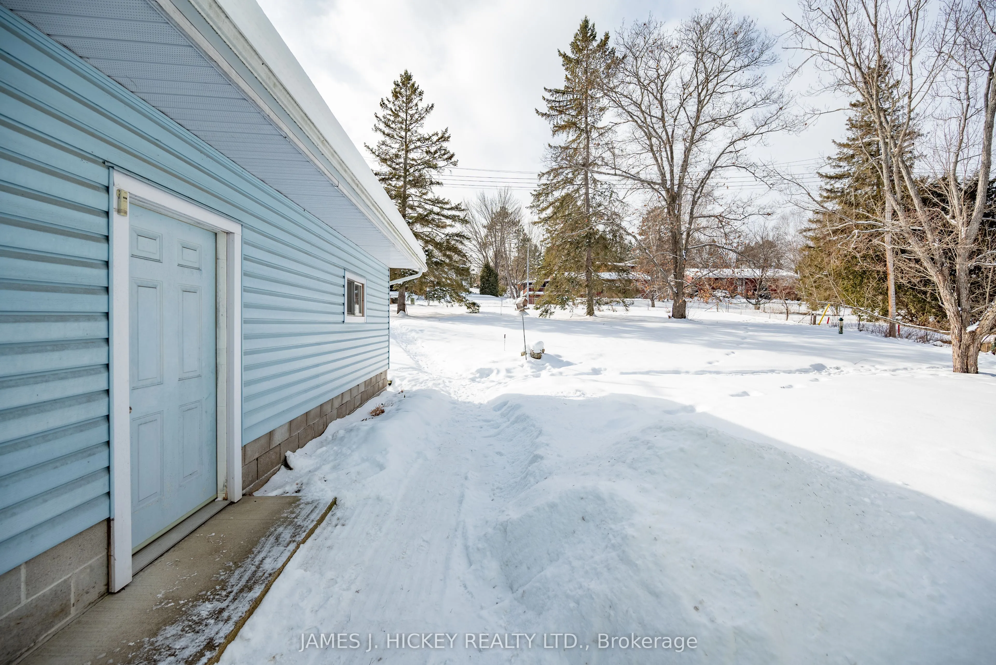 8 Tweedsmuir Place