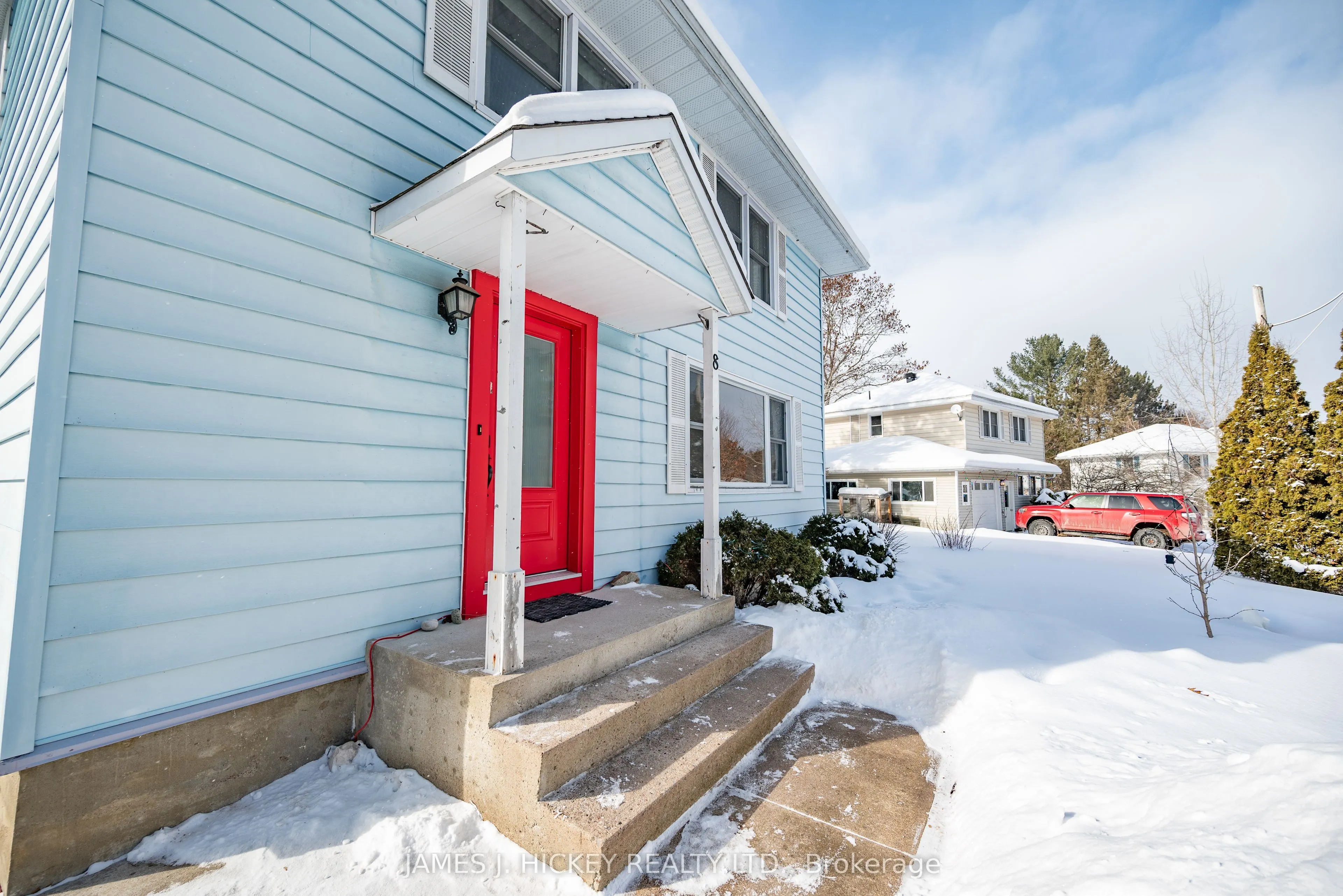 8 Tweedsmuir Place