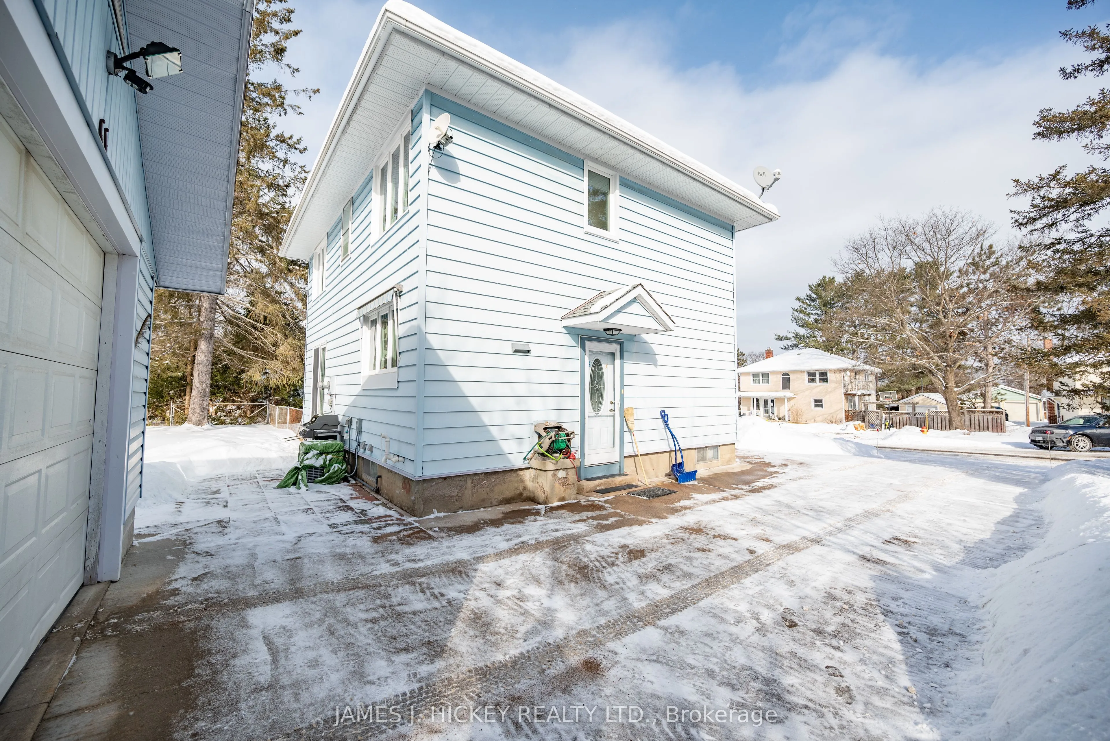 8 Tweedsmuir Place