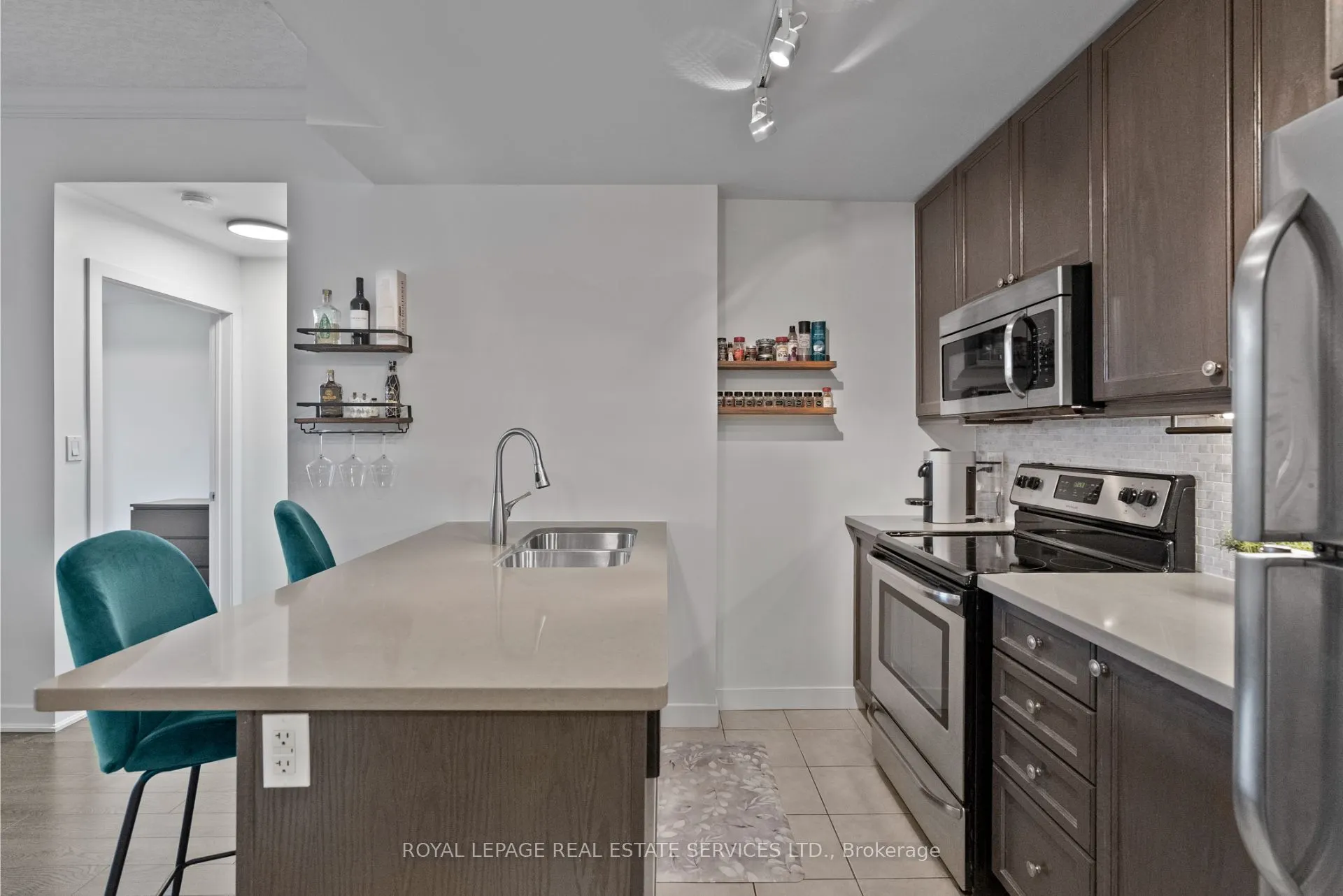 90 Charlton Avenue W, #304