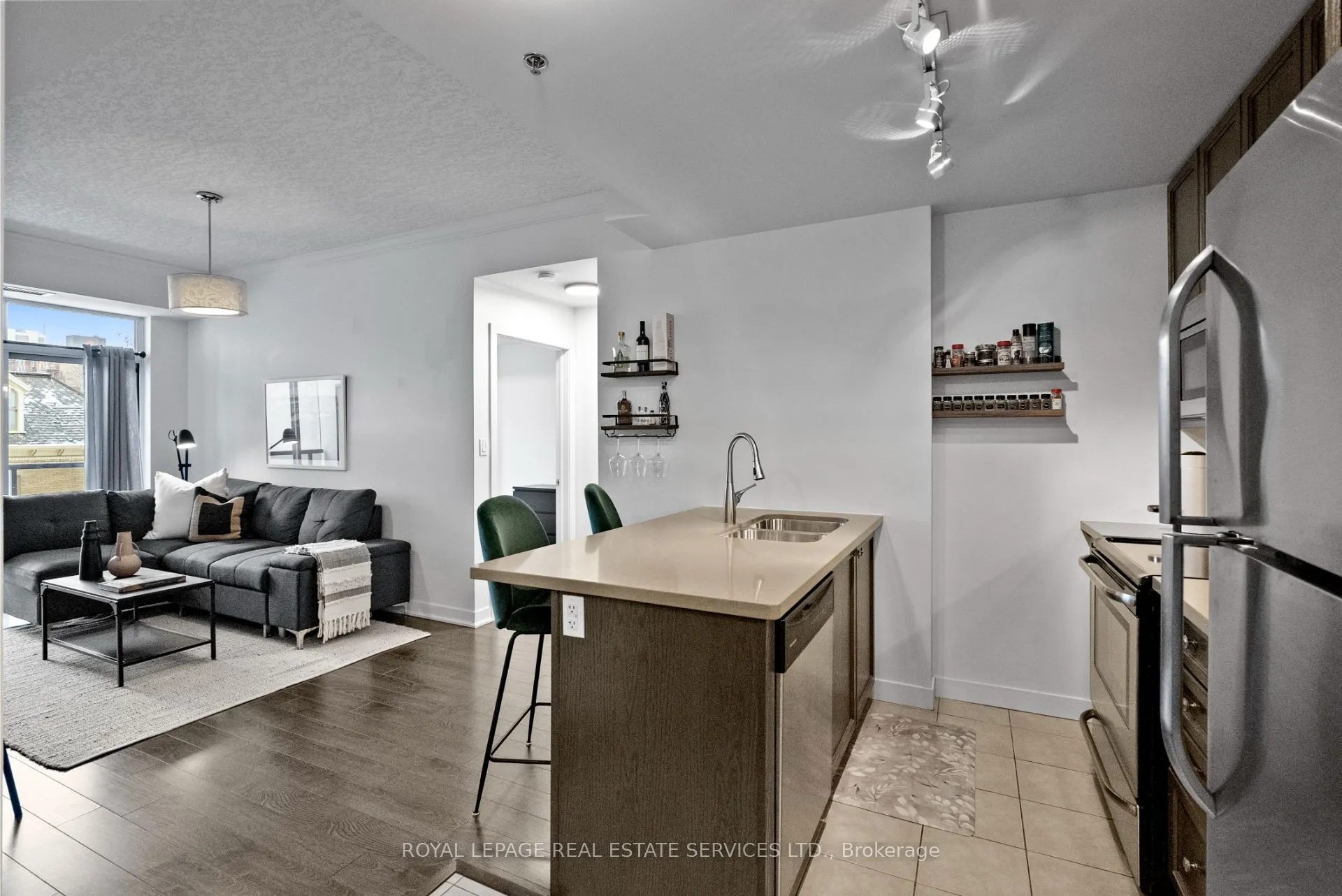 90 Charlton Avenue W, #304