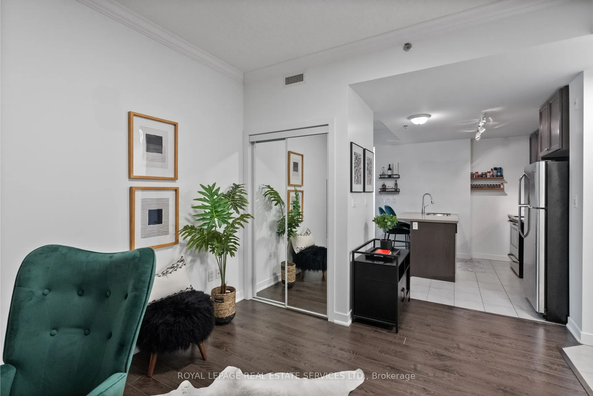 90 Charlton Avenue W, #304