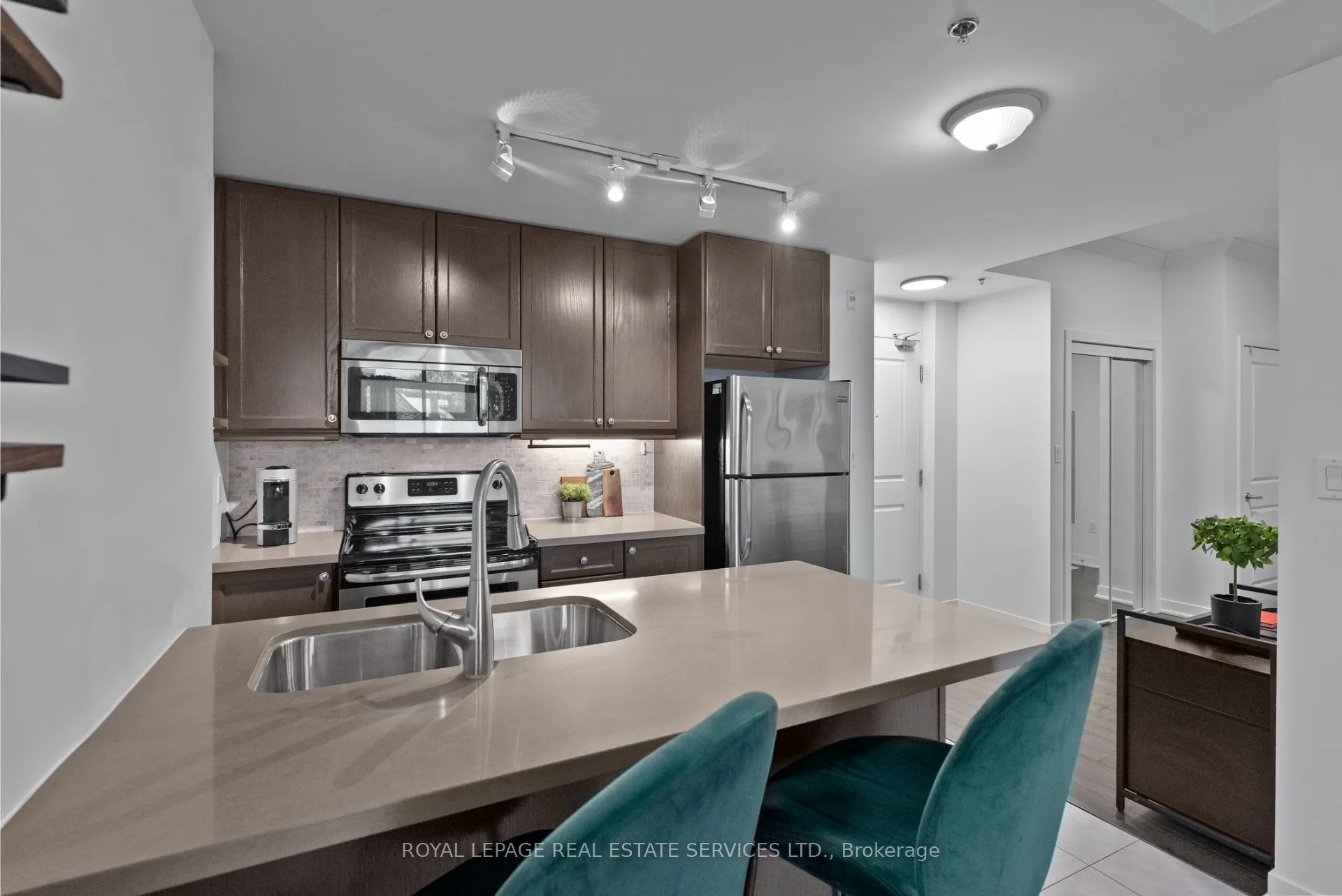 90 Charlton Avenue W, #304