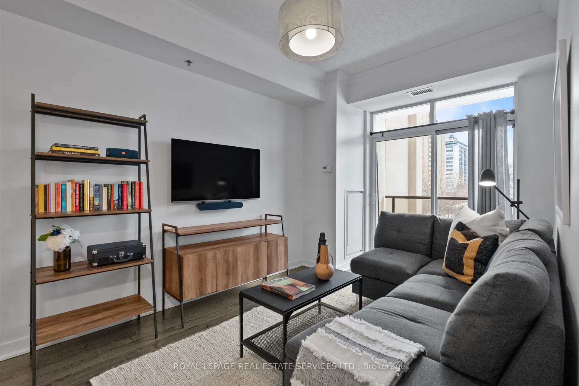 90 Charlton Avenue W, #304
