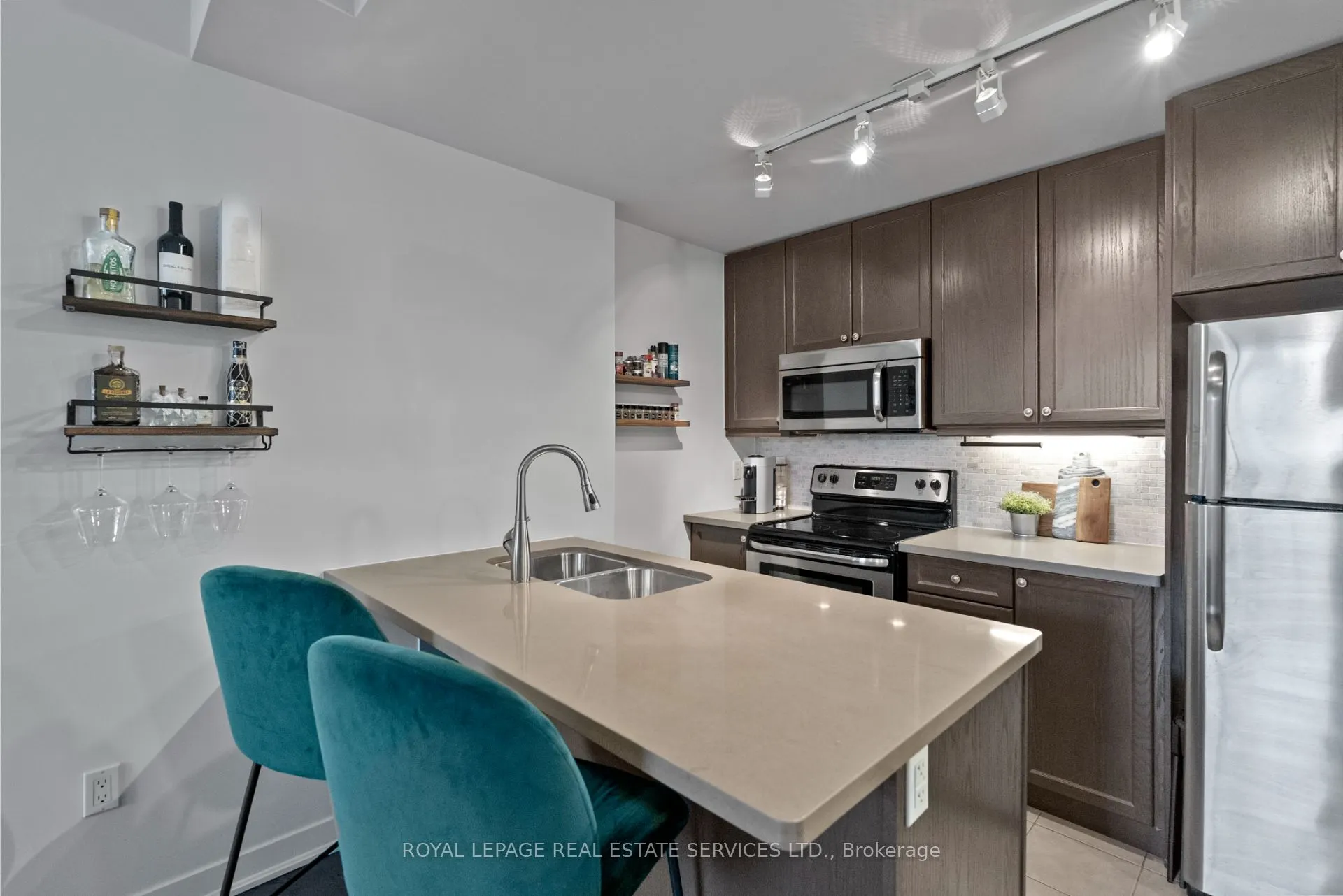 90 Charlton Avenue W, #304